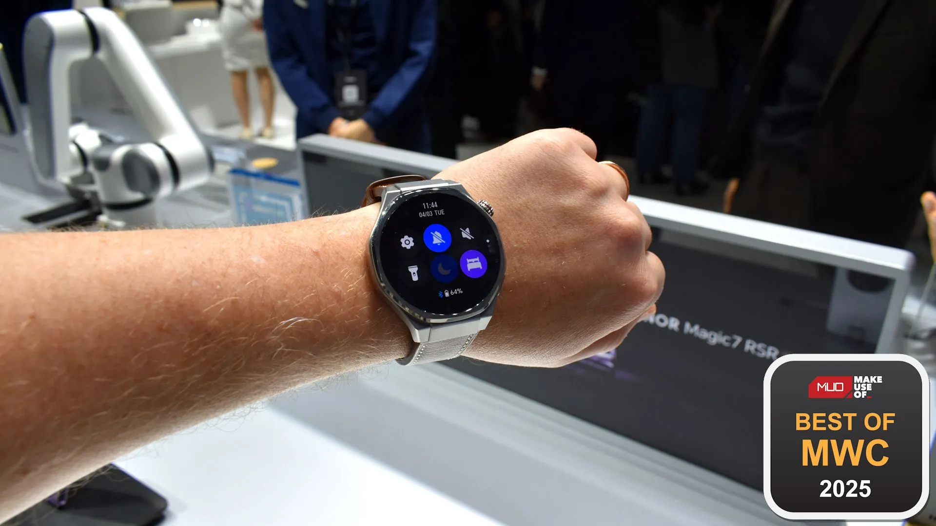Đồng hồ thông minh Honor Watch 5 Ultra trưng bày tại MWC 2025, nổi bật với thiết kế bền bỉ và tính năng theo dõi sức khỏe.