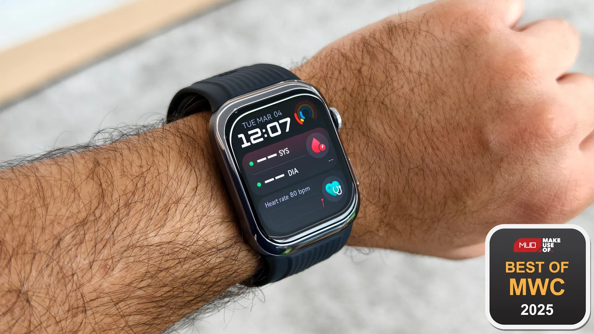Đồng hồ thông minh Huawei Watch D2 với tính năng đo huyết áp tiên tiến, trưng bày tại MWC 2025.