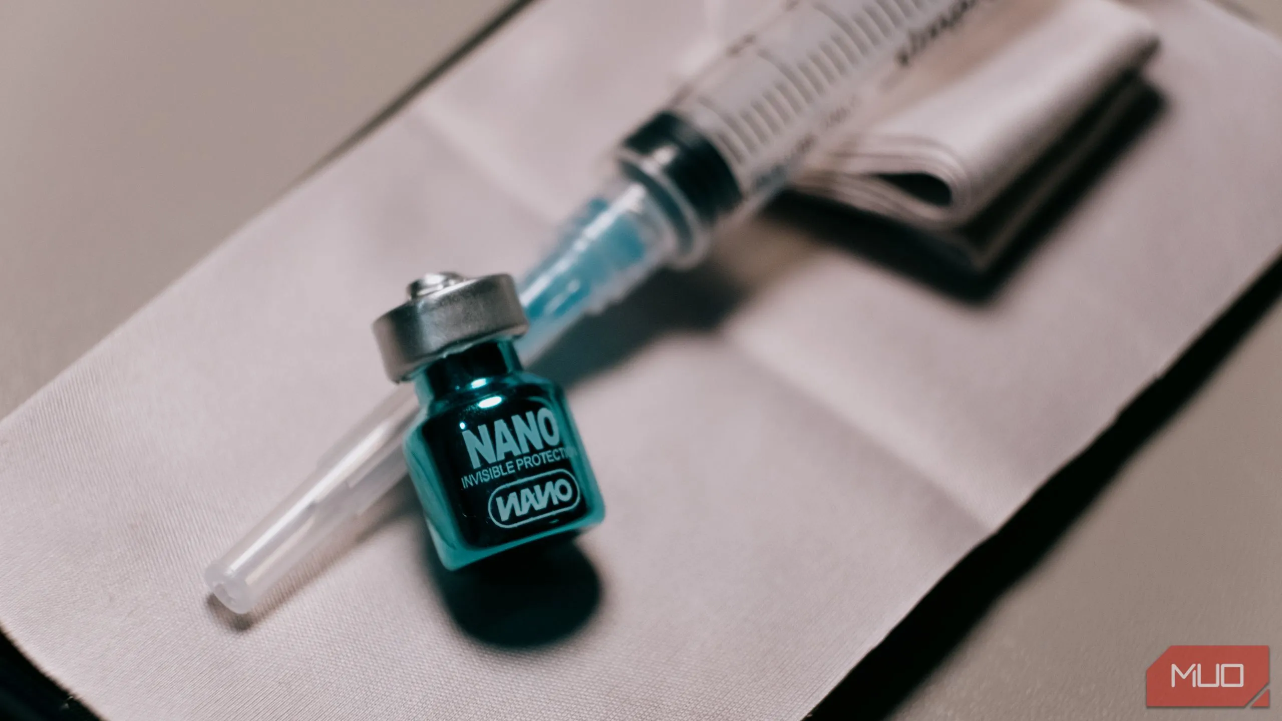 Dung dịch phủ oleophobic nano cạnh ống tiêm, chuẩn bị cho quá trình thử nghiệm trên màn hình điện thoại.