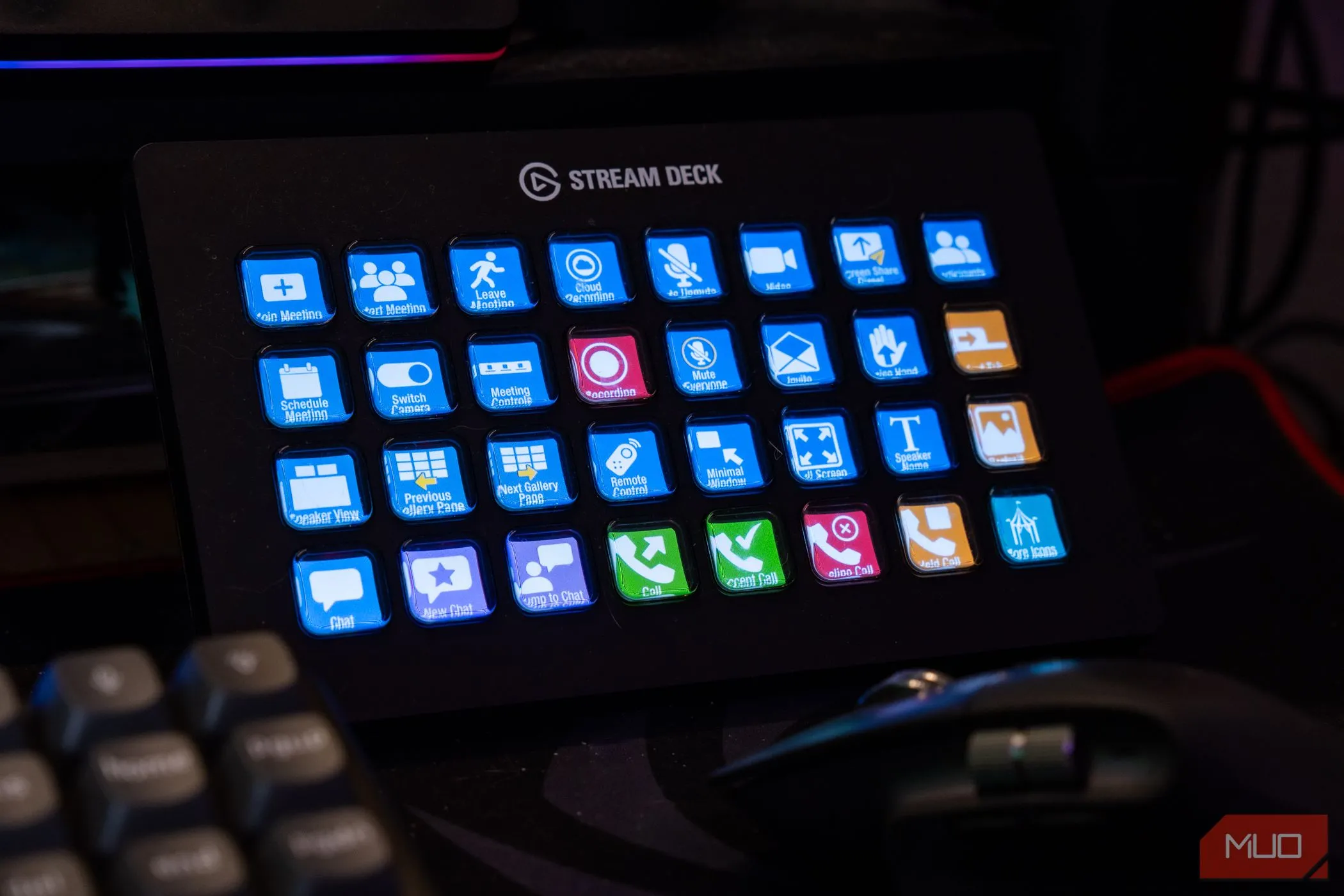 Elgato Stream Deck XL hiển thị các phím tắt và biểu tượng tùy chỉnh cho ứng dụng Zoom, tối ưu hóa điều khiển cuộc họp trực tuyến.