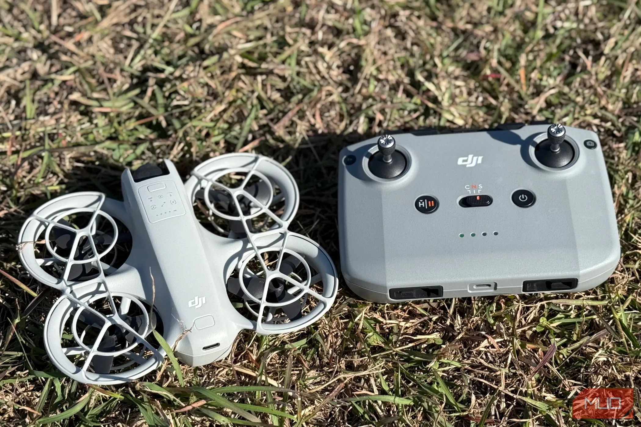Flycam DJI Neo bên cạnh bộ điều khiển DJI RC-N3 tùy chọn, mở rộng tầm bay