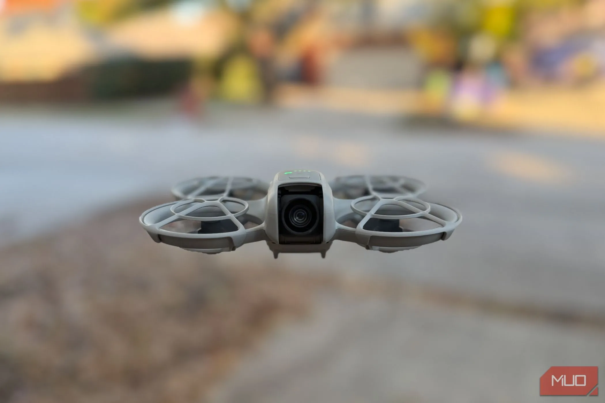 Flycam DJI Neo đang bay lượn trên không trung, thể hiện khả năng điều khiển dễ dàng