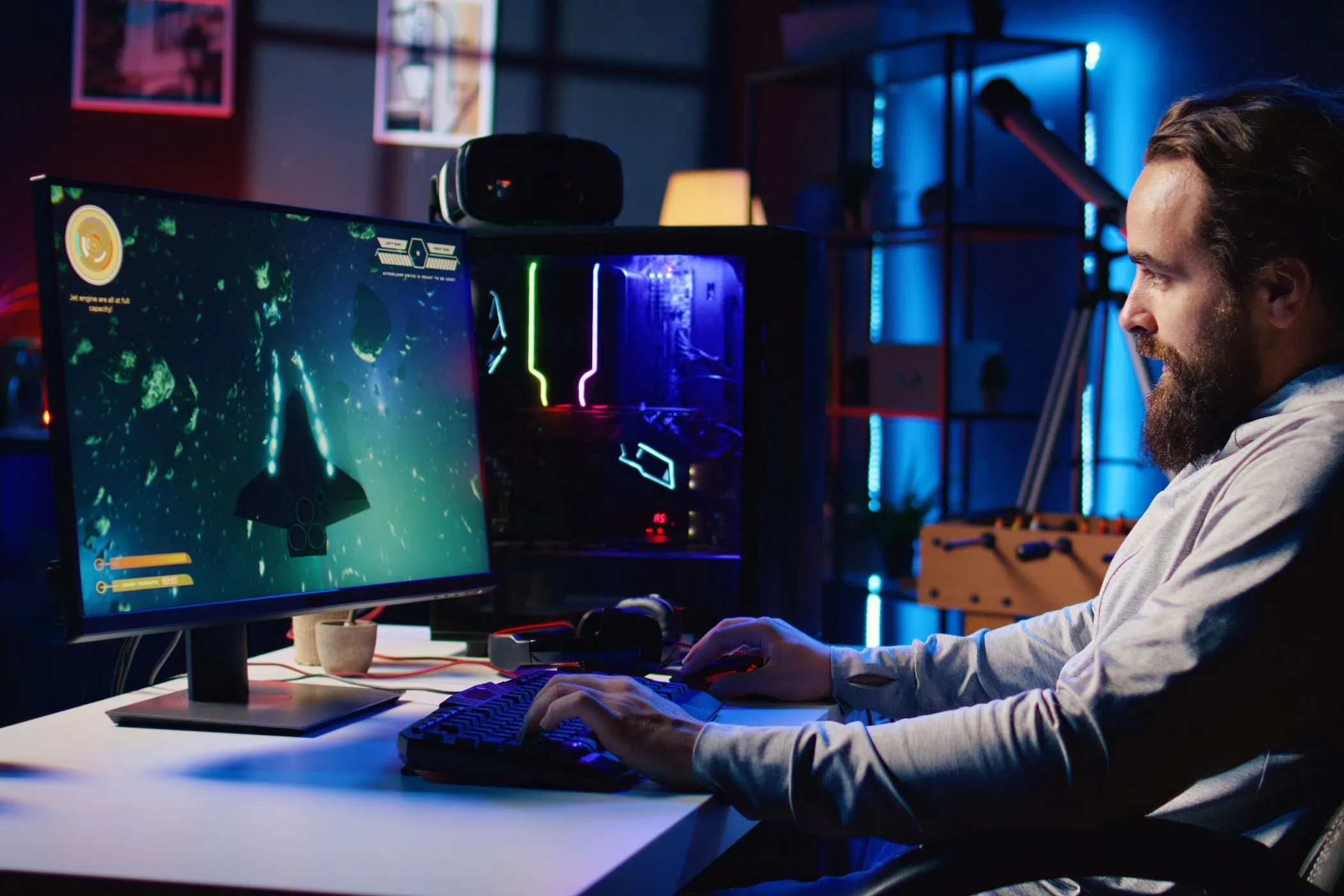 Game thủ đang livestream chơi game trên máy tính để bàn