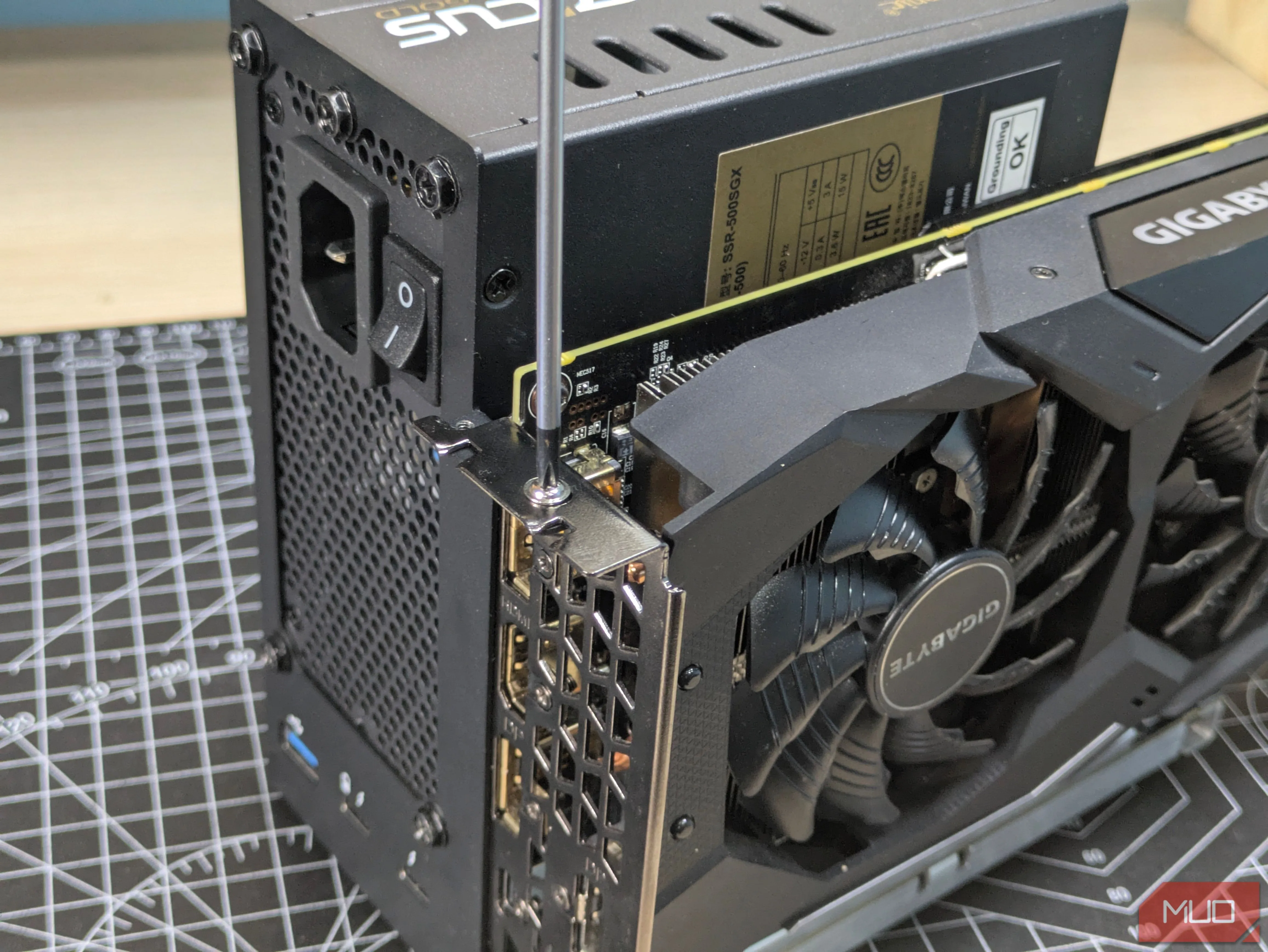 Gắn chặt card đồ họa và bộ nguồn (PSU) vào khung đỡ trên dock eGPU bằng ốc vít, đảm bảo cố định chắc chắn.