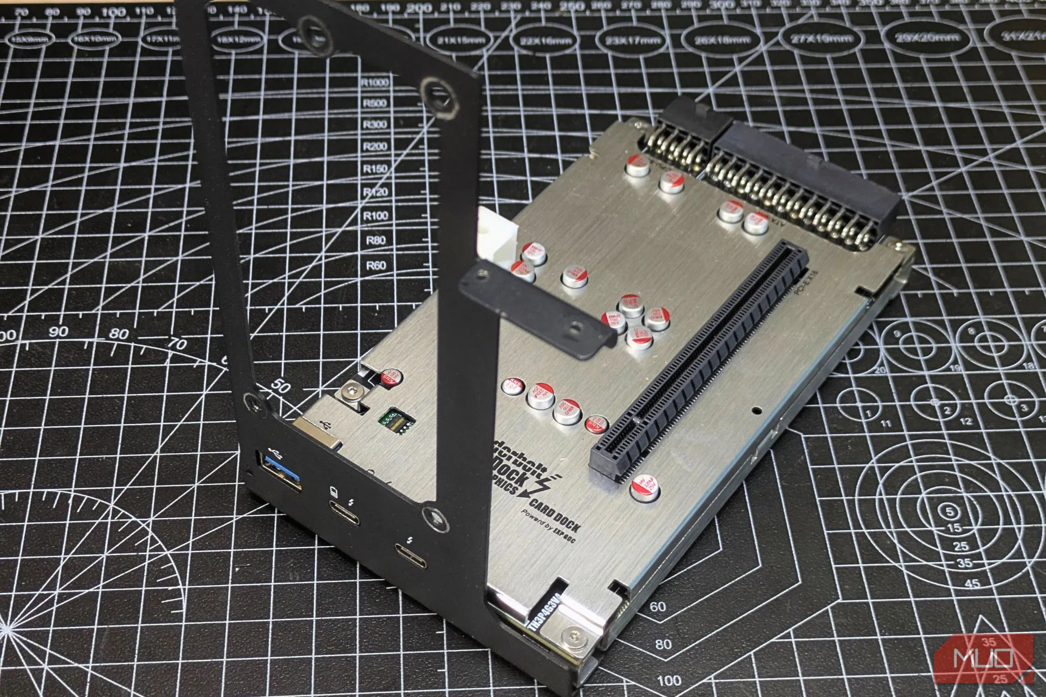 Gắn khung gắn kết (mounting bracket) vào dock eGPU TH3P4, chuẩn bị cho việc lắp đặt card đồ họa và bộ nguồn.