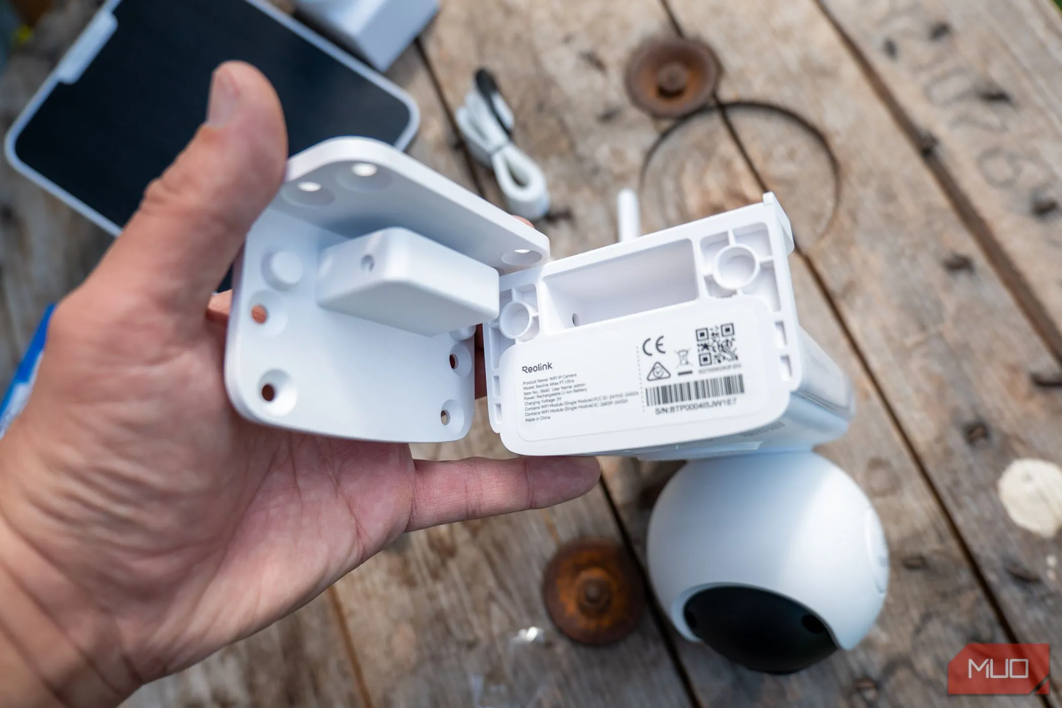 Giá đỡ gắn camera Reolink Altas PT Ultra, được thiết kế để lắp đặt chắc chắn lên tường hoặc trần nhà