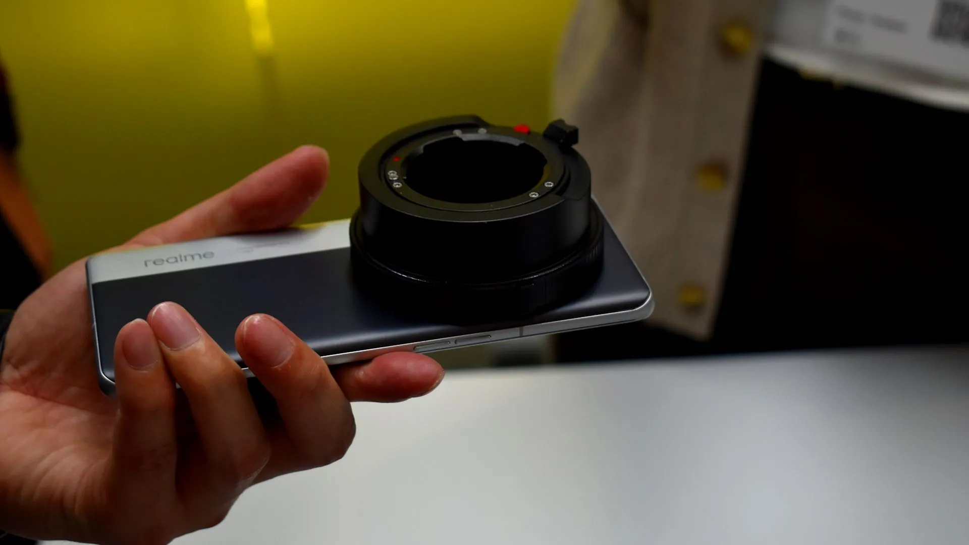 Giá đỡ ống kính rời dành cho Realme Ultra Concept, cho phép gắn ống kính Leica M-Mount.