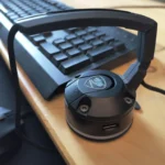 Giá kẹp dây chuột Cougar Bunker RGB trên bàn làm việc gỗ