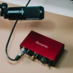 Giao diện âm thanh Focusrite Scarlett Solo Gen 3 với micro XLR được kết nối