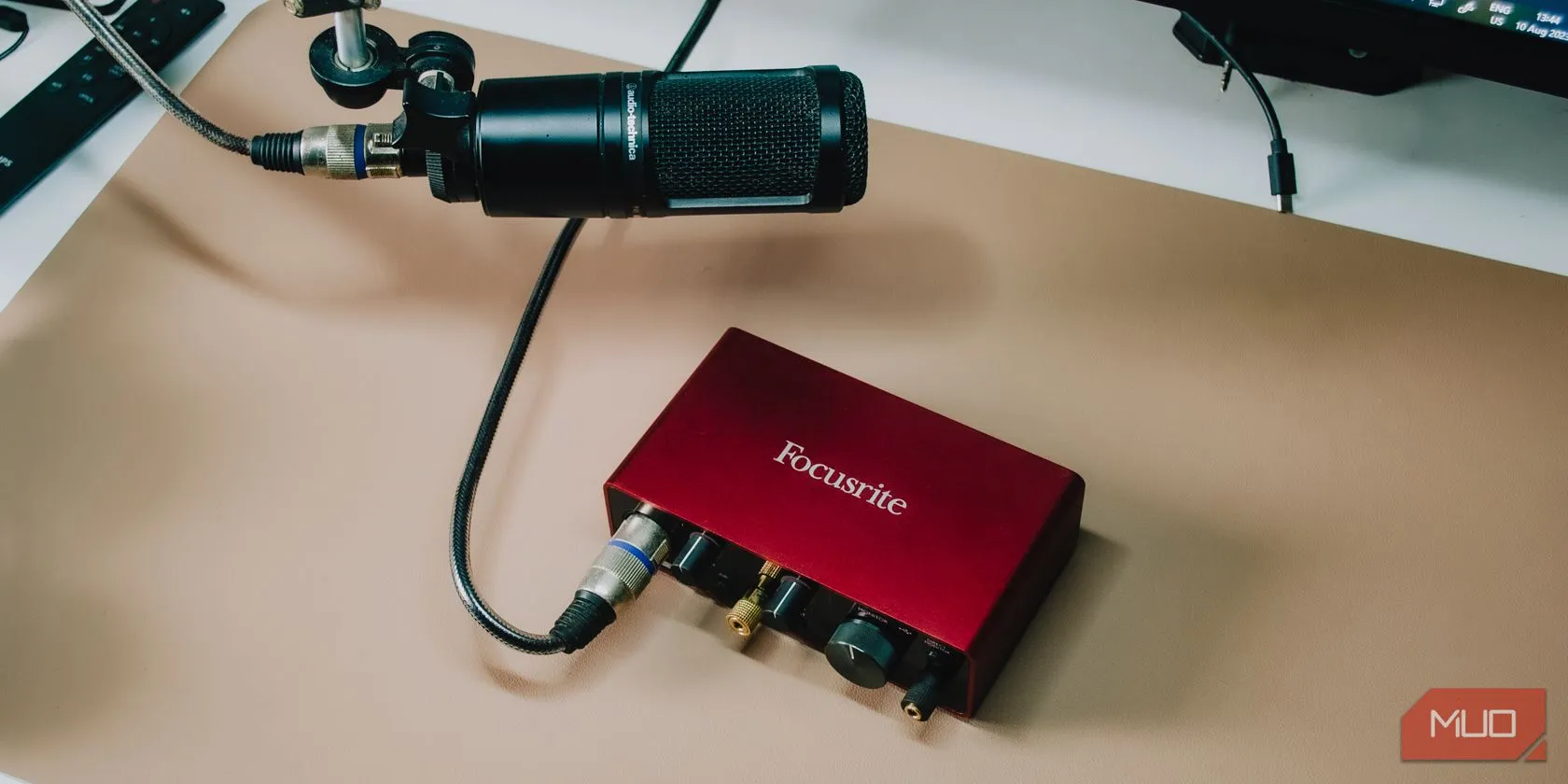 Giao diện âm thanh Focusrite Scarlett Solo Gen 3 với micro XLR được kết nối