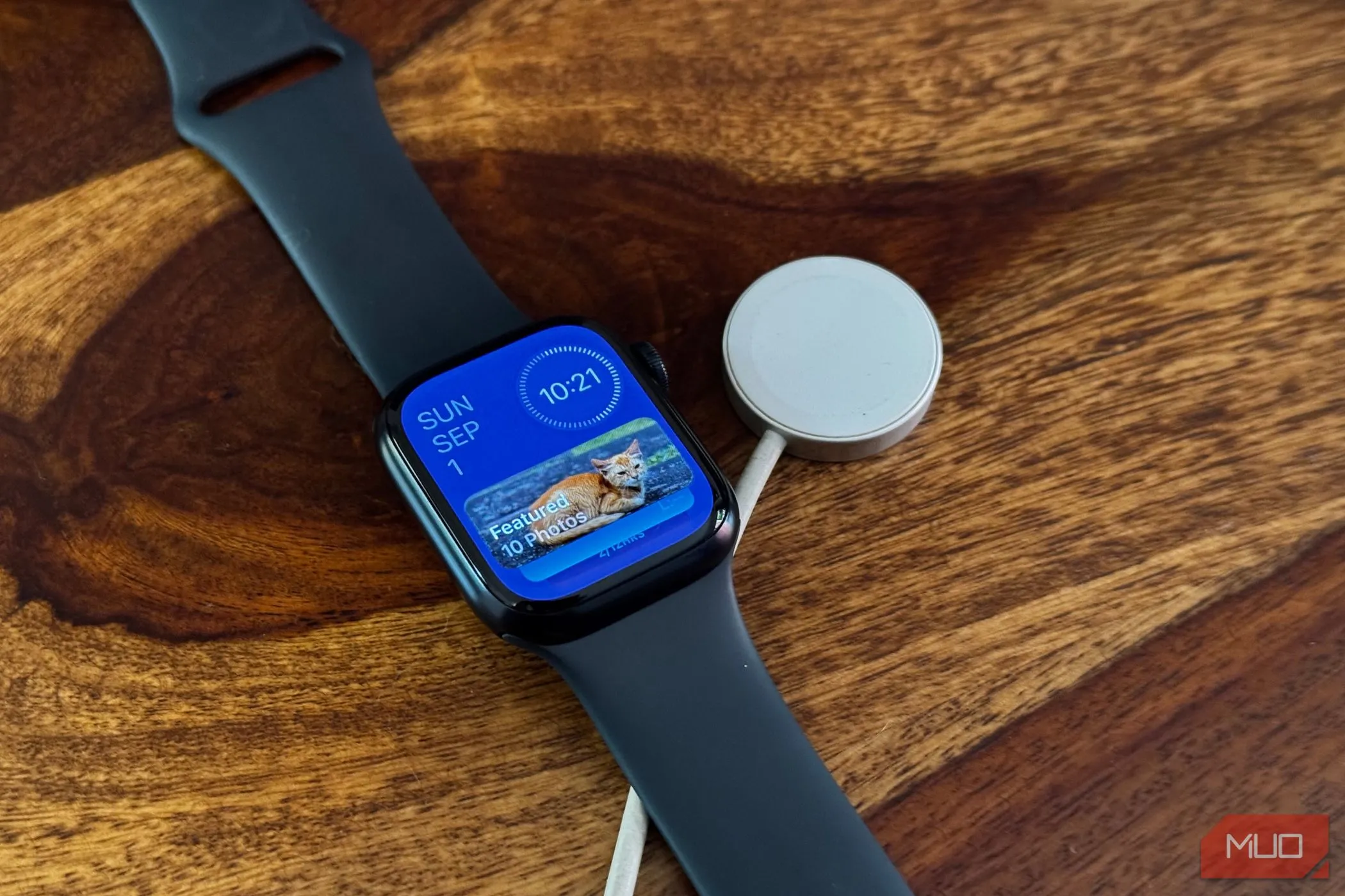 Giao diện Apple Watch với dock sạc, minh họa quá trình cập nhật phần mềm liền mạch và đồng bộ.
