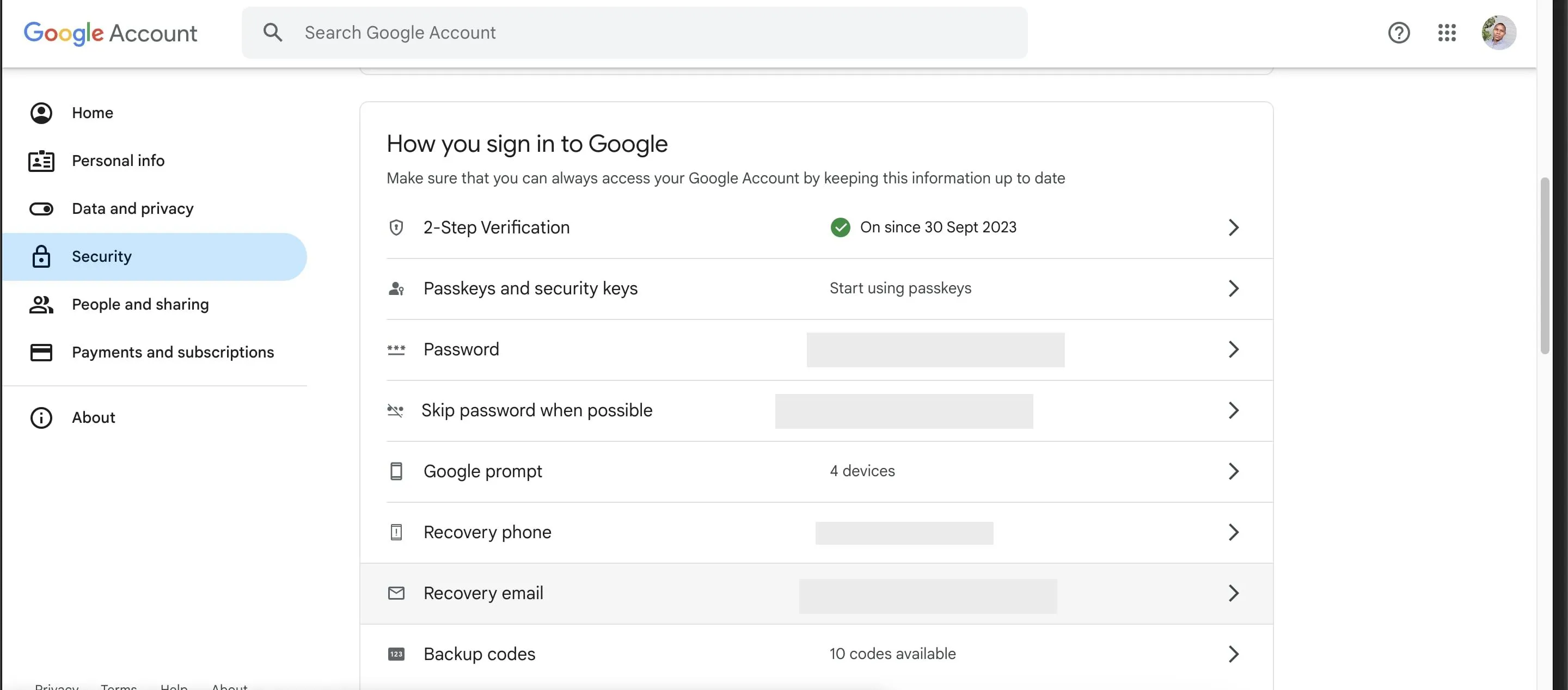 Giao diện cài đặt bảo mật tài khoản Google hiển thị mục email và số điện thoại khôi phục
