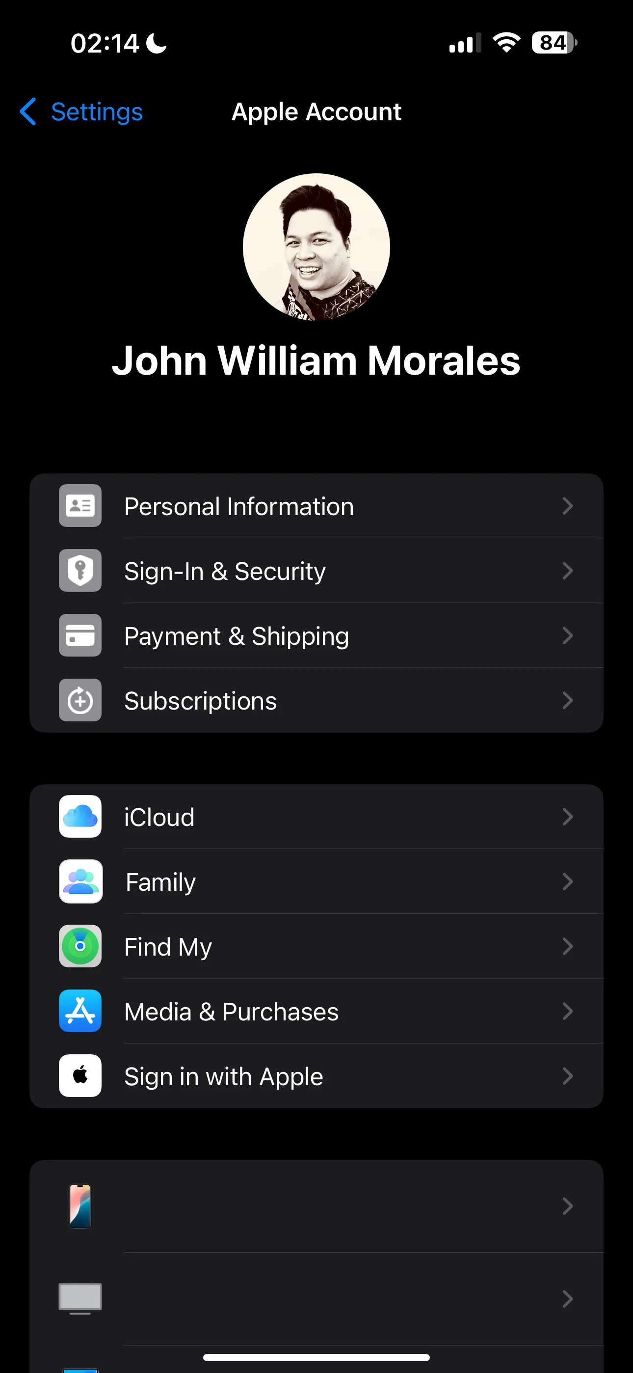 Giao diện cài đặt hồ sơ Apple ID trên iPhone, hiển thị thông tin tài khoản chính và phụ trong mục Media & Purchases.
