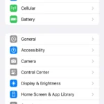 Giao diện cài đặt iPhone hiển thị tùy chọn StandBy, sẵn sàng để tắt hoặc tùy chỉnh.