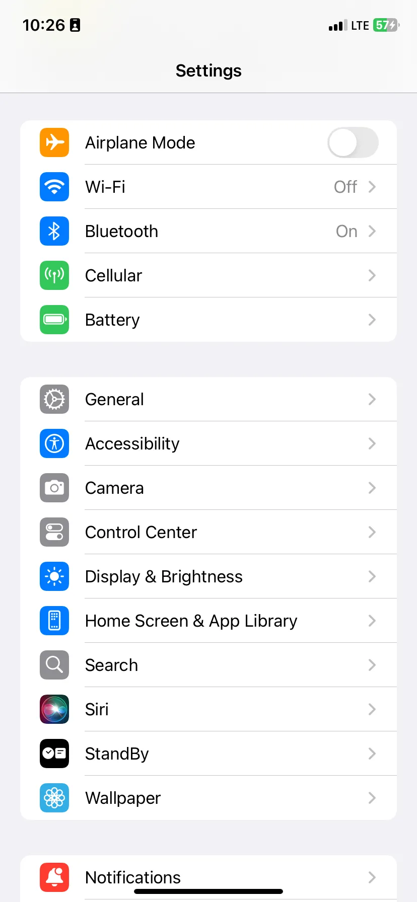 Giao diện cài đặt iPhone hiển thị tùy chọn StandBy, sẵn sàng để tắt hoặc tùy chỉnh.