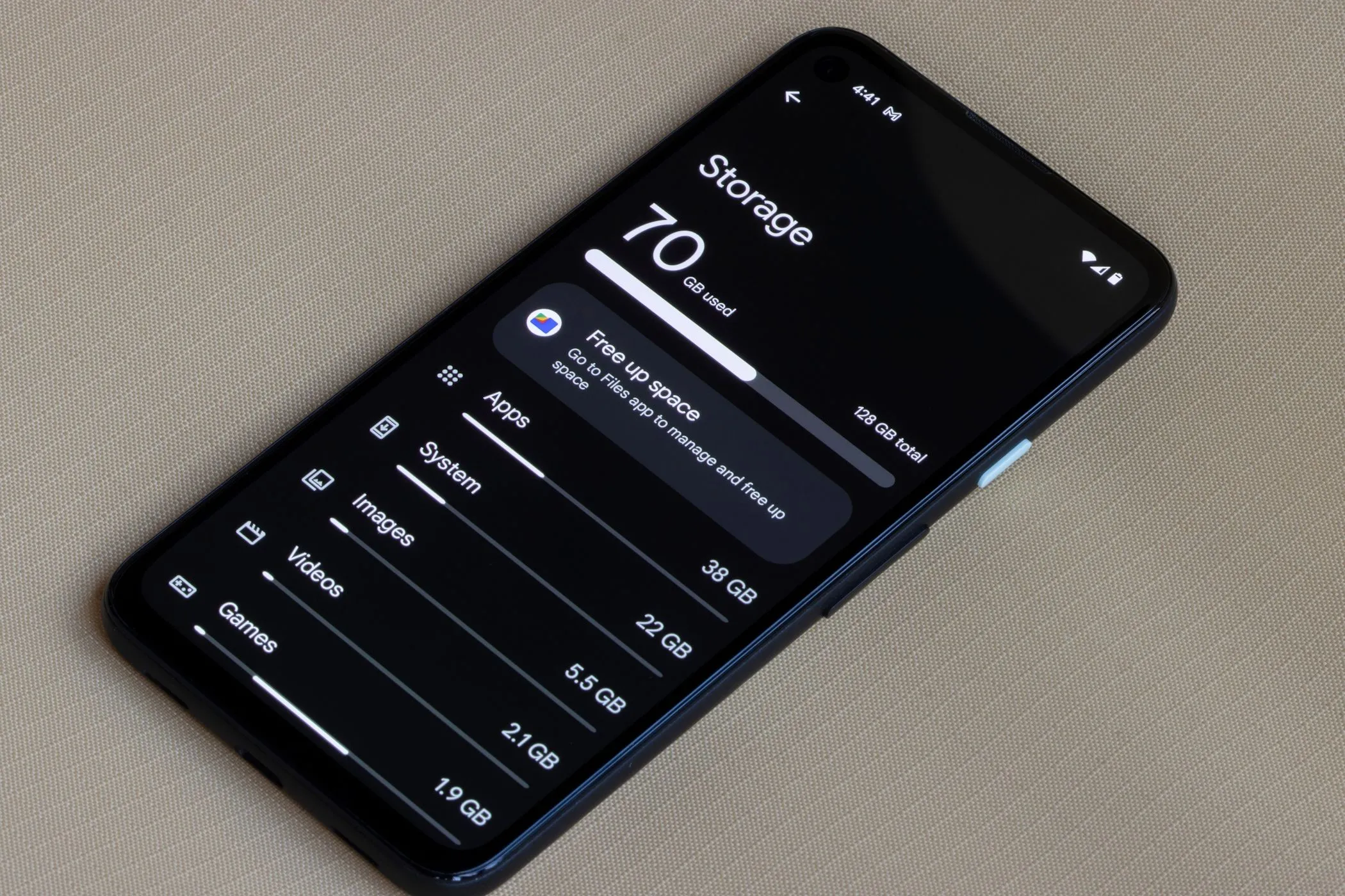 Giao diện cài đặt lưu trữ trên điện thoại Android, hiển thị dung lượng bộ nhớ đã sử dụng và còn trống.