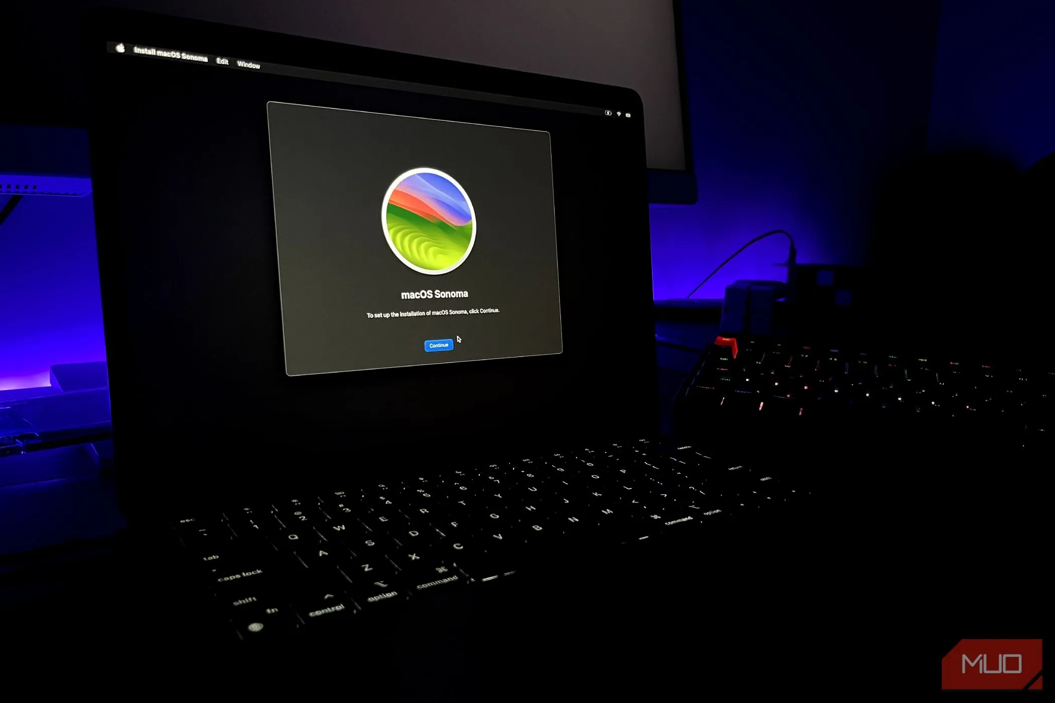 Giao diện cài đặt macOS Sonoma trên MacBook Air, minh họa quá trình cập nhật macOS dễ dàng