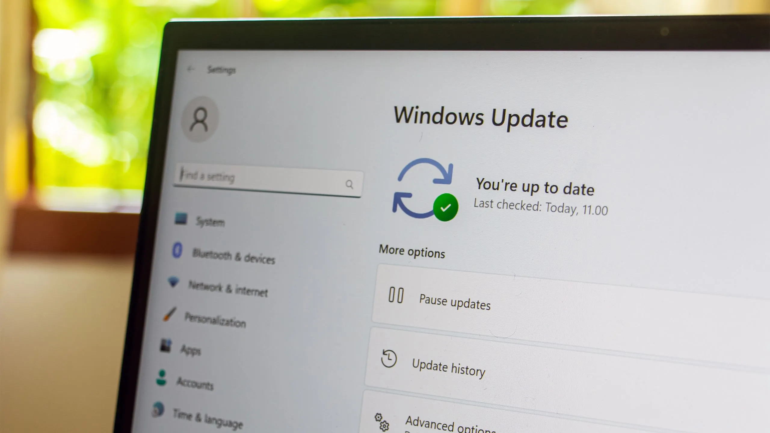 Giao diện cập nhật Windows 11 trong ứng dụng Cài đặt, khuyến nghị người dùng kiểm tra và cài đặt các bản vá bảo mật.
