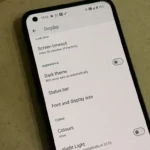 Giao diện chế độ sáng trên điện thoại Android với biểu tượng ứng dụng và nền trắng