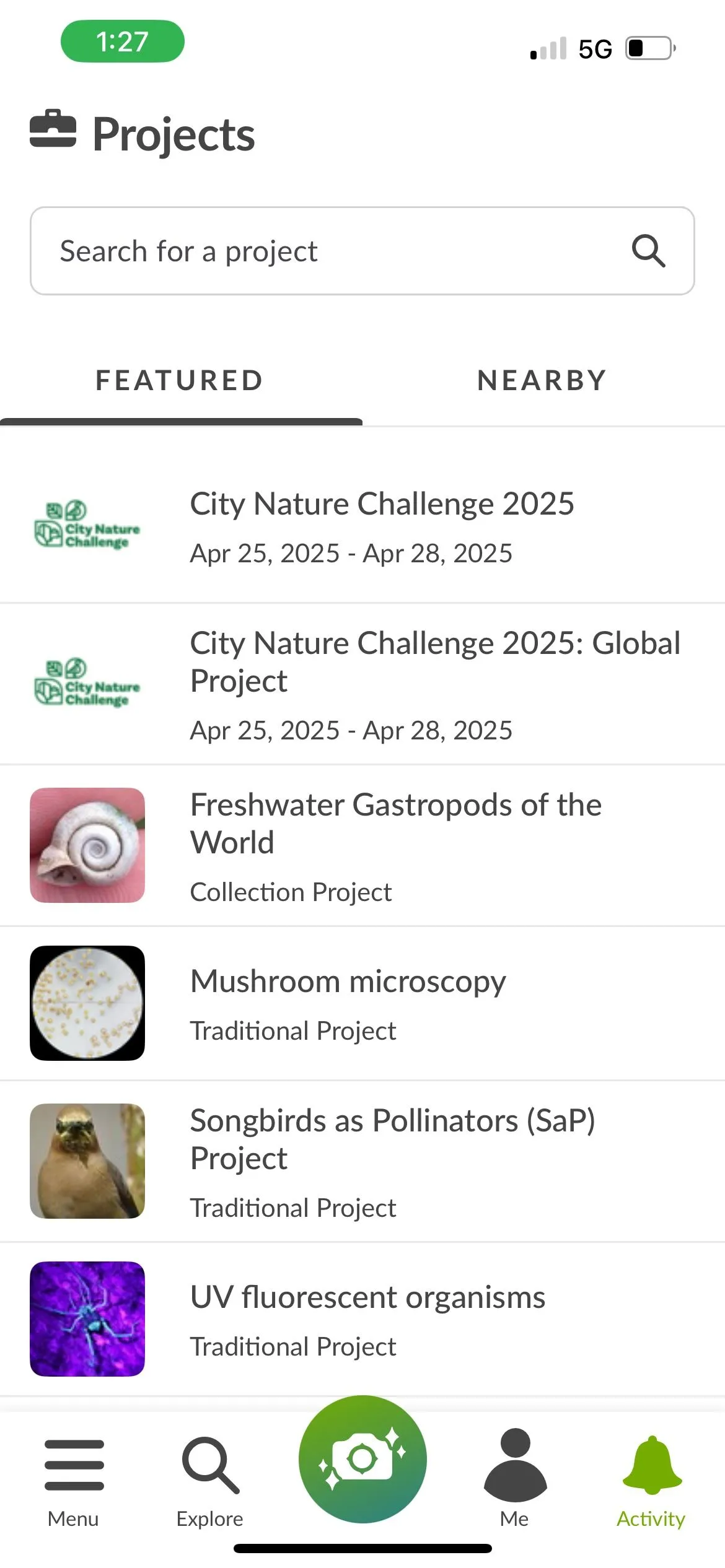 Giao diện chính của ứng dụng iNaturalist hiển thị danh sách các quan sát về sinh vật đã được người dùng ghi nhận.