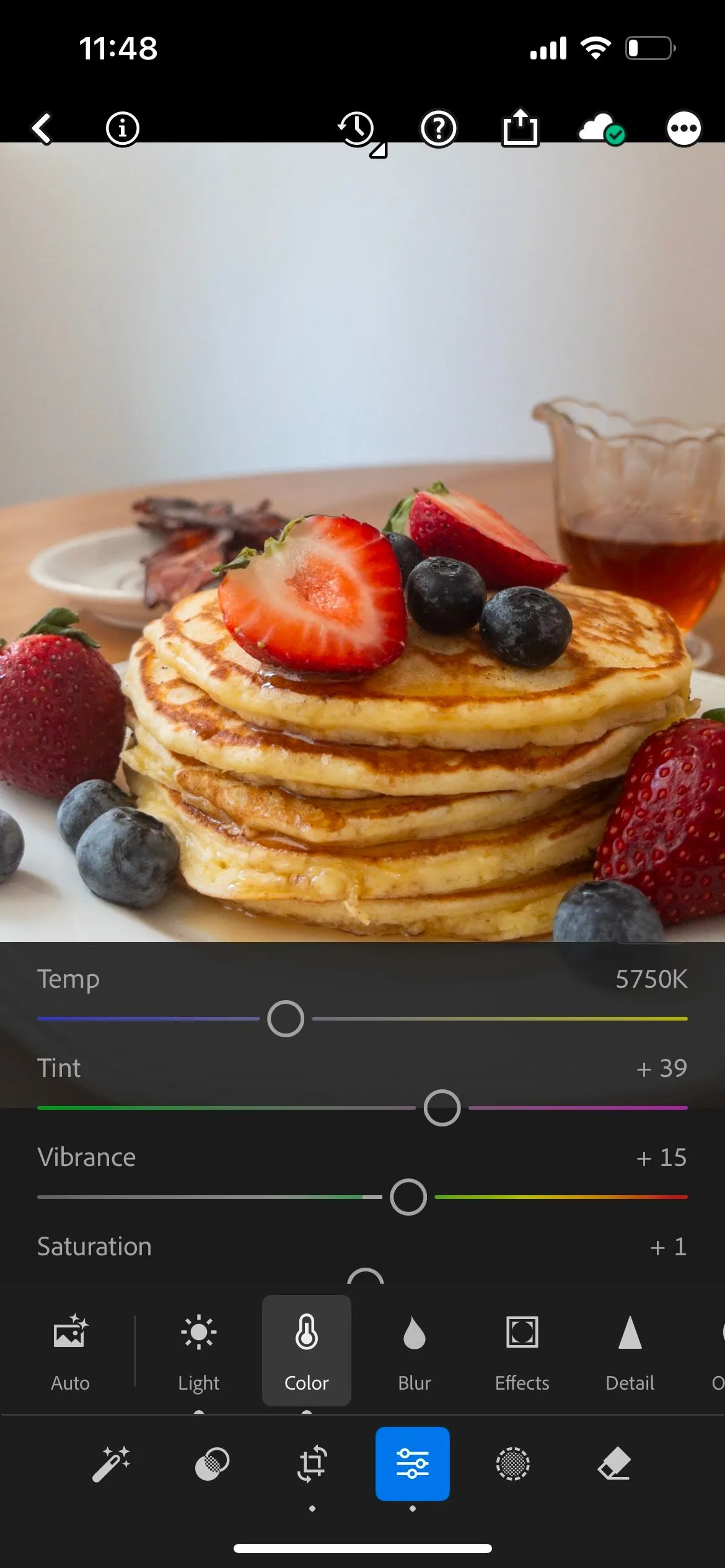 Giao diện chỉnh sửa màu sắc trong ứng dụng Lightroom Mobile, thể hiện các thanh trượt điều chỉnh màu sắc để tối ưu ảnh đồ ăn.