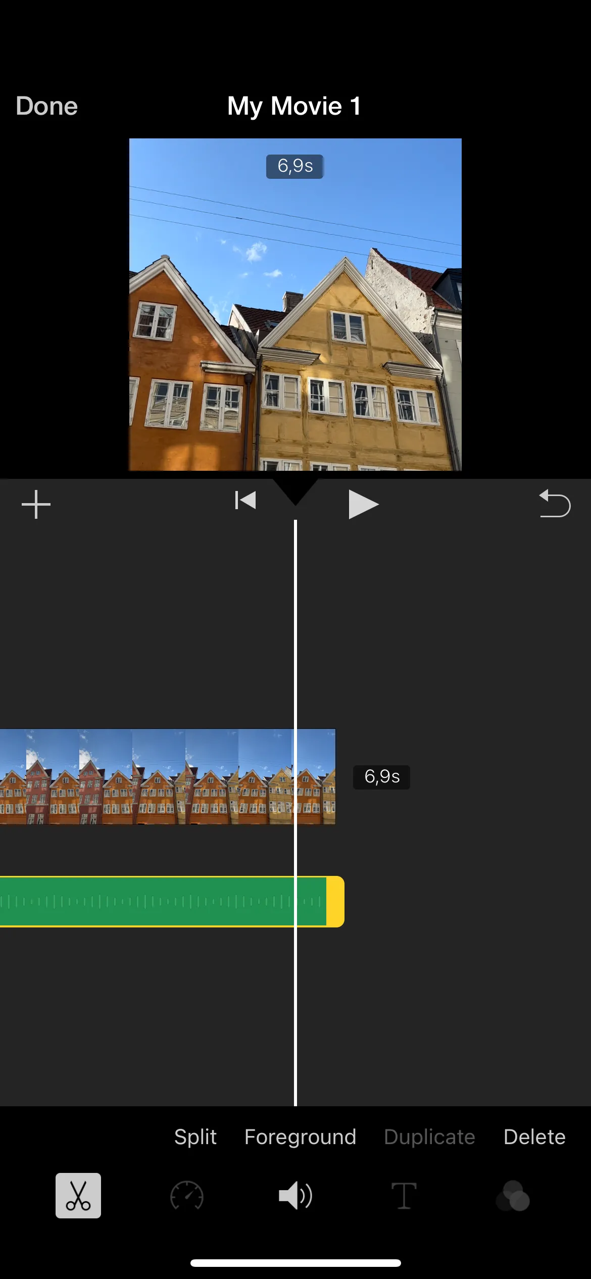 Giao diện chỉnh sửa video trong ứng dụng iMovie trên iPhone, hiển thị timeline và các tùy chọn chỉnh sửa.