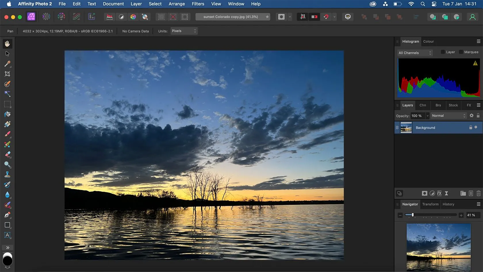 Giao diện của Affinity Photo với các panel công cụ bên phải