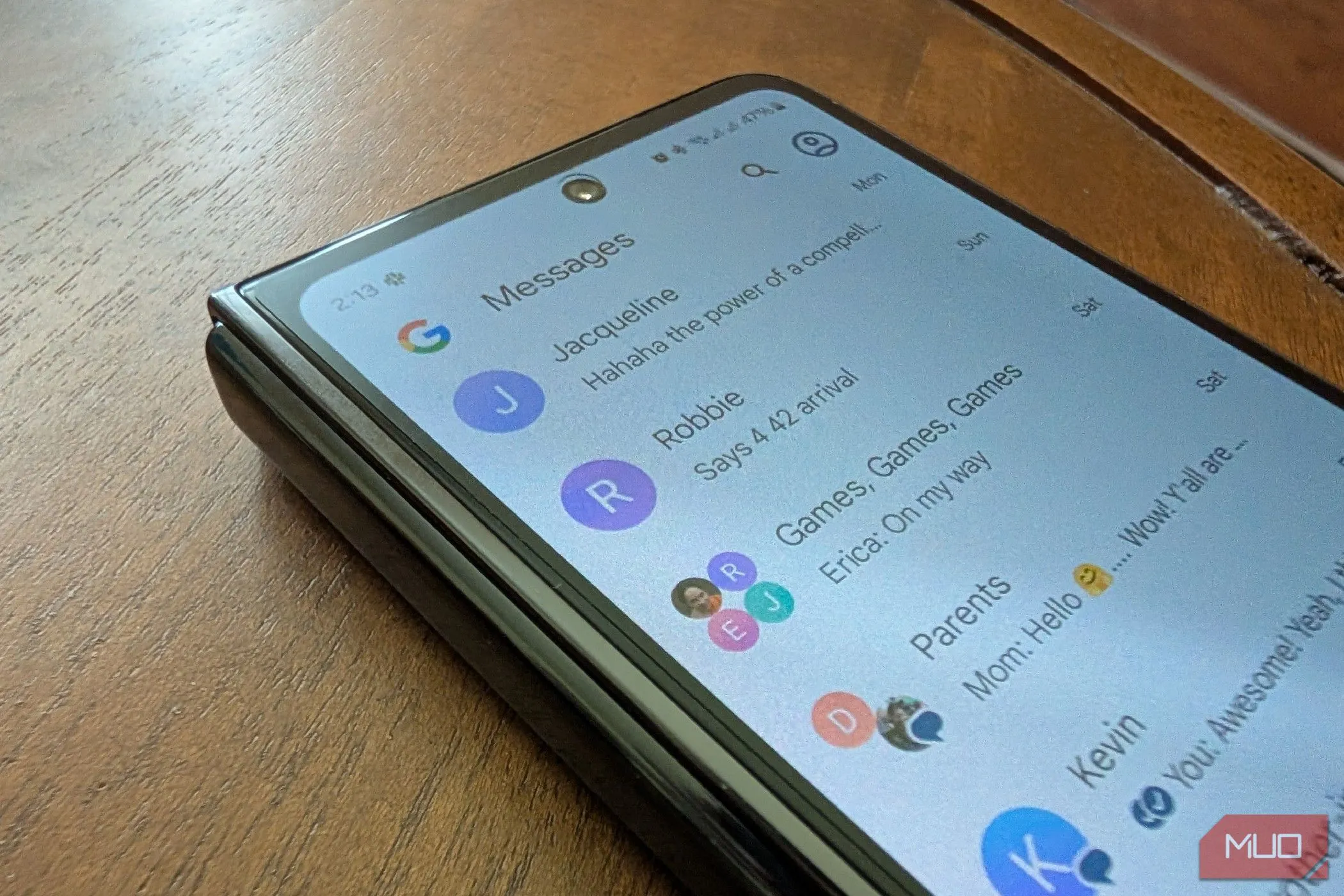 Giao diện cuộc trò chuyện trong Google Messages trên Galaxy Z Fold 5, minh họa việc sử dụng ứng dụng nhắn tin hiện đại để tăng cường bảo mật.