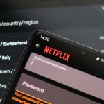 Giao diện đăng nhập Netflix với các tùy chọn máy chủ VPN phía sau, minh họa cho việc điều chỉnh giá cước