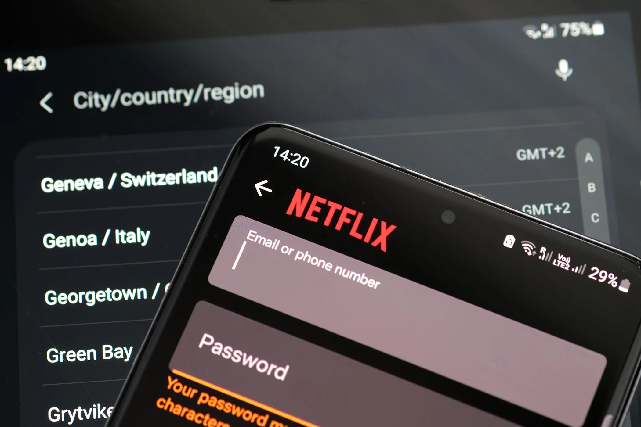 Giao diện đăng nhập Netflix với các tùy chọn máy chủ VPN phía sau, minh họa cho việc điều chỉnh giá cước