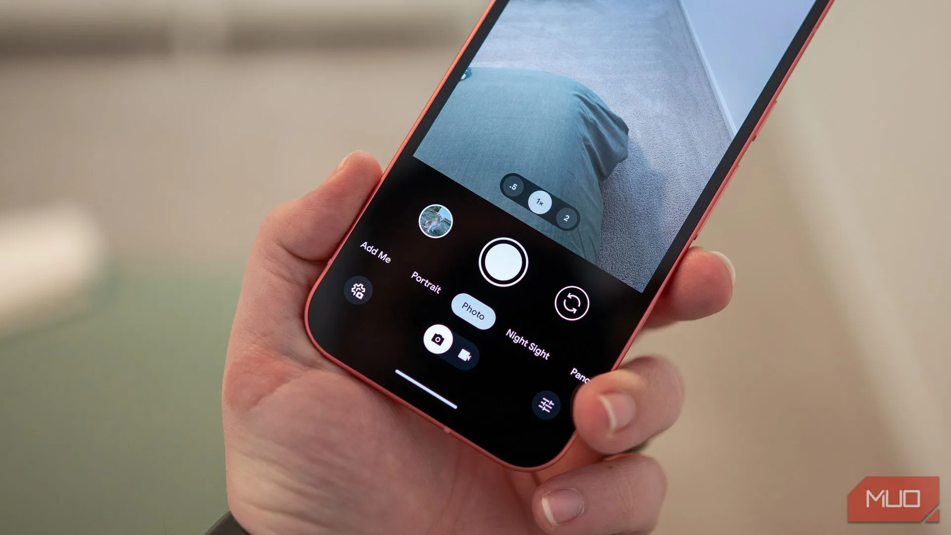 Giao diện điều khiển camera trên Google Pixel 9a, thể hiện các tùy chọn chụp ảnh và công cụ chỉnh sửa AI.