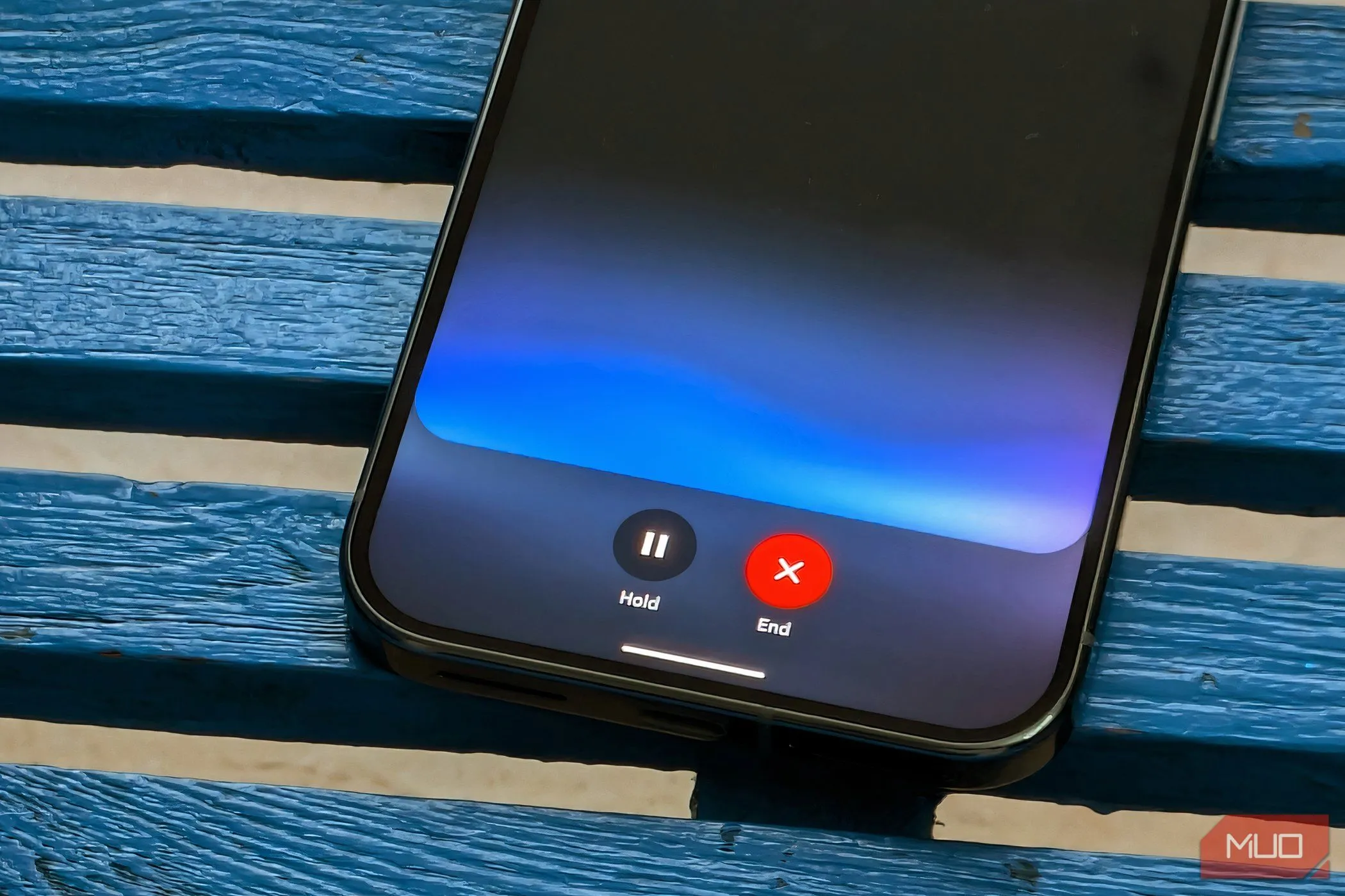 Giao diện Gemini Live trên màn hình điện thoại, minh họa việc sử dụng iPhone cũ làm thiết bị chatbot AI chuyên dụng