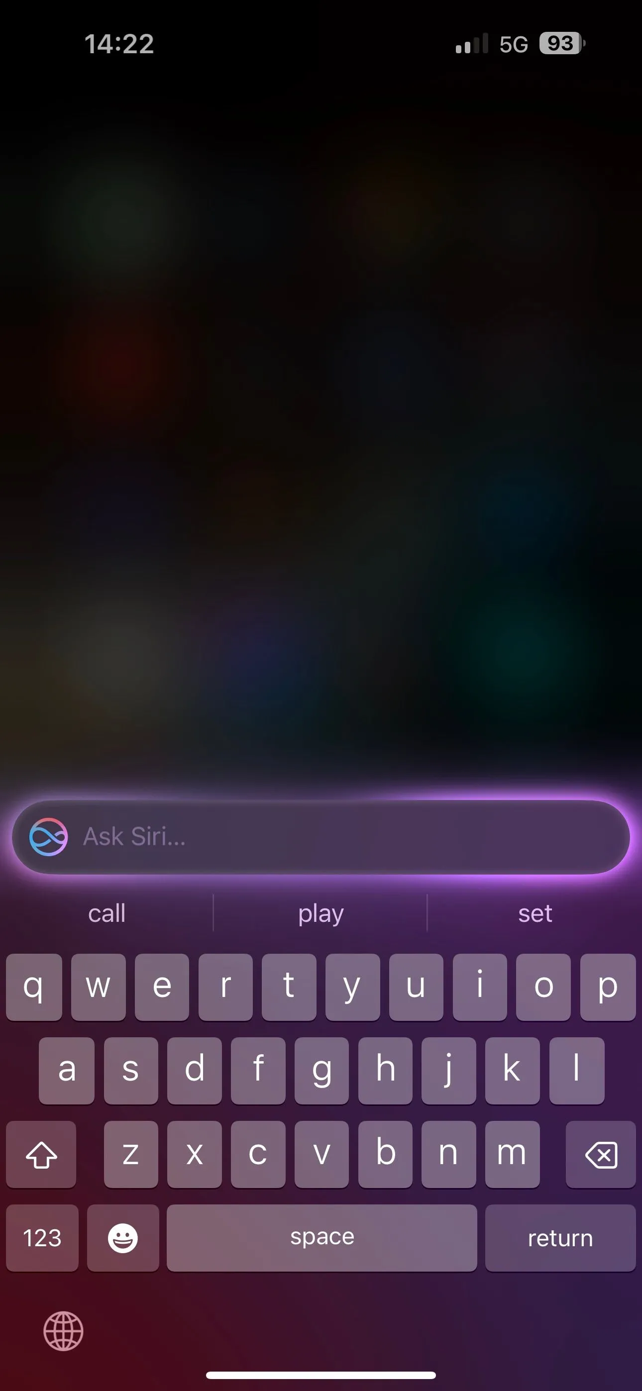 Giao diện Gõ để dùng Siri hiển thị bàn phím ảo sẵn sàng nhập lệnh trên iPhone.