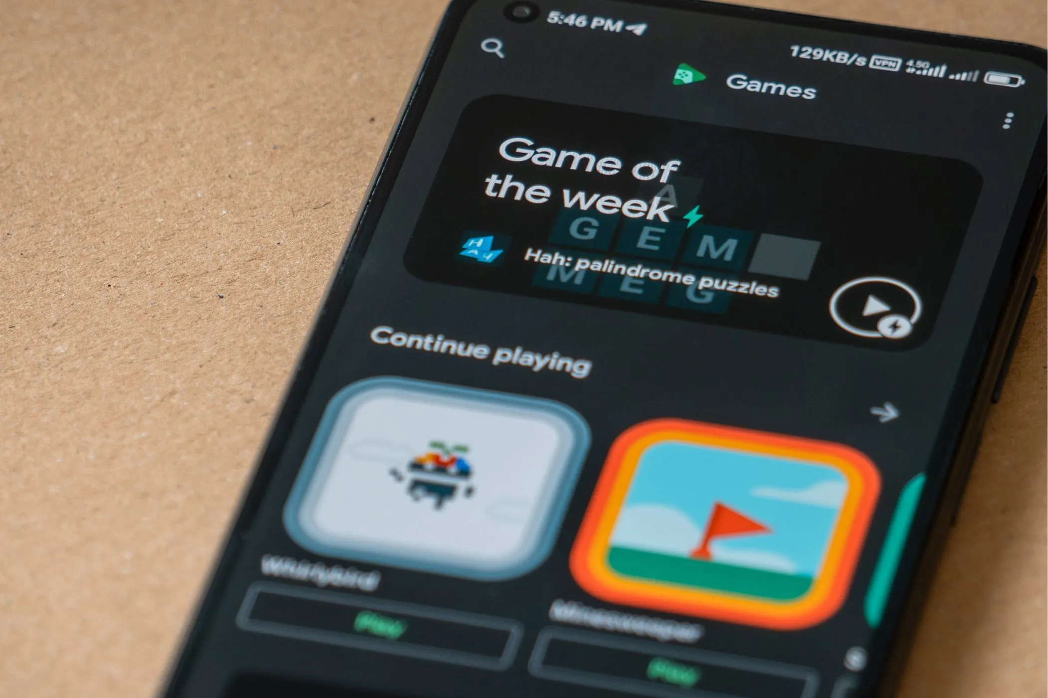 Giao diện Google Play Games với tab &quot;Game of the Week&quot;, minh họa sự khác biệt về nội dung so với Amazon Appstore.