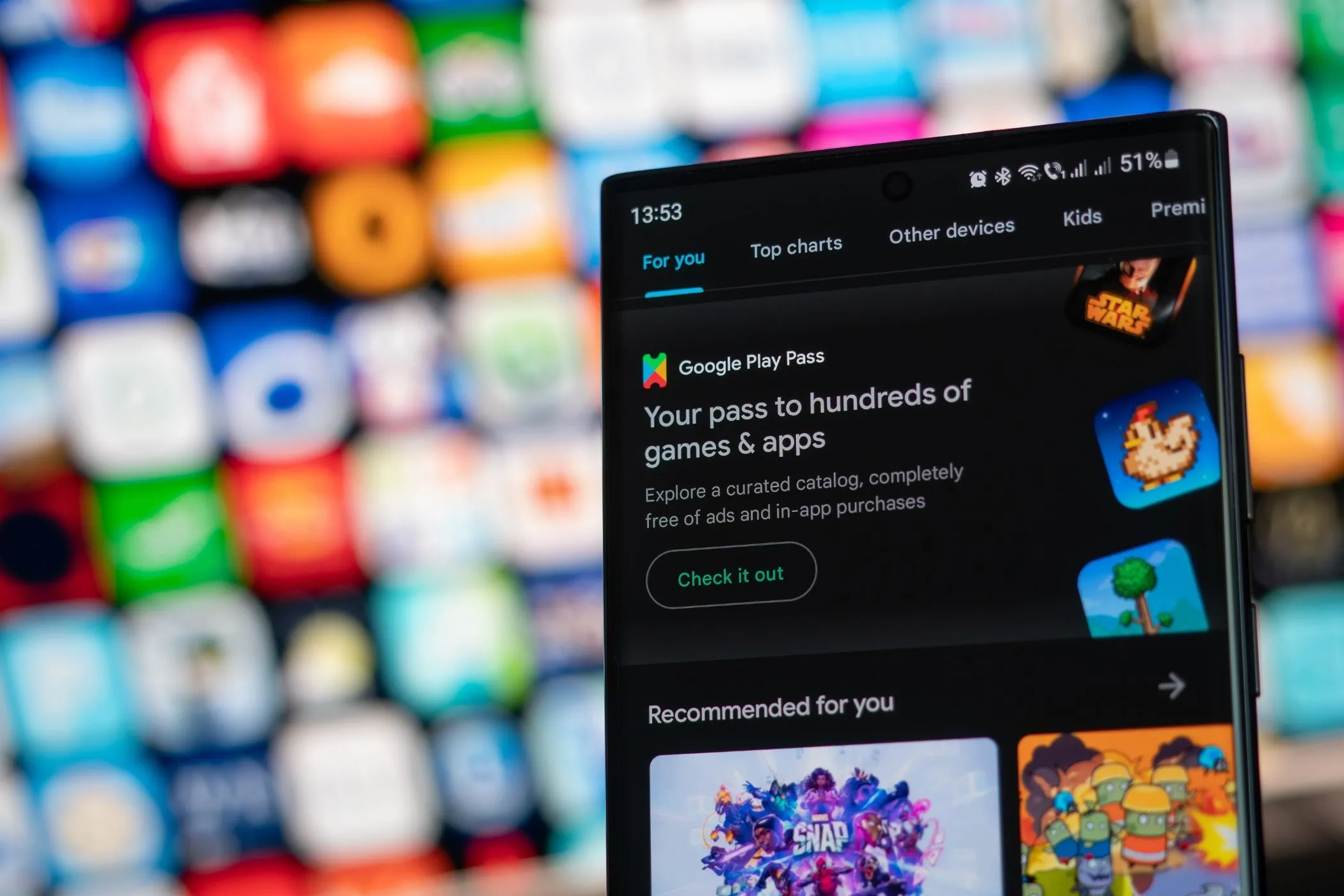 Giao diện Google Play Pass trên điện thoại thông minh, hiển thị ưu đãi và nội dung miễn phí quảng cáo.