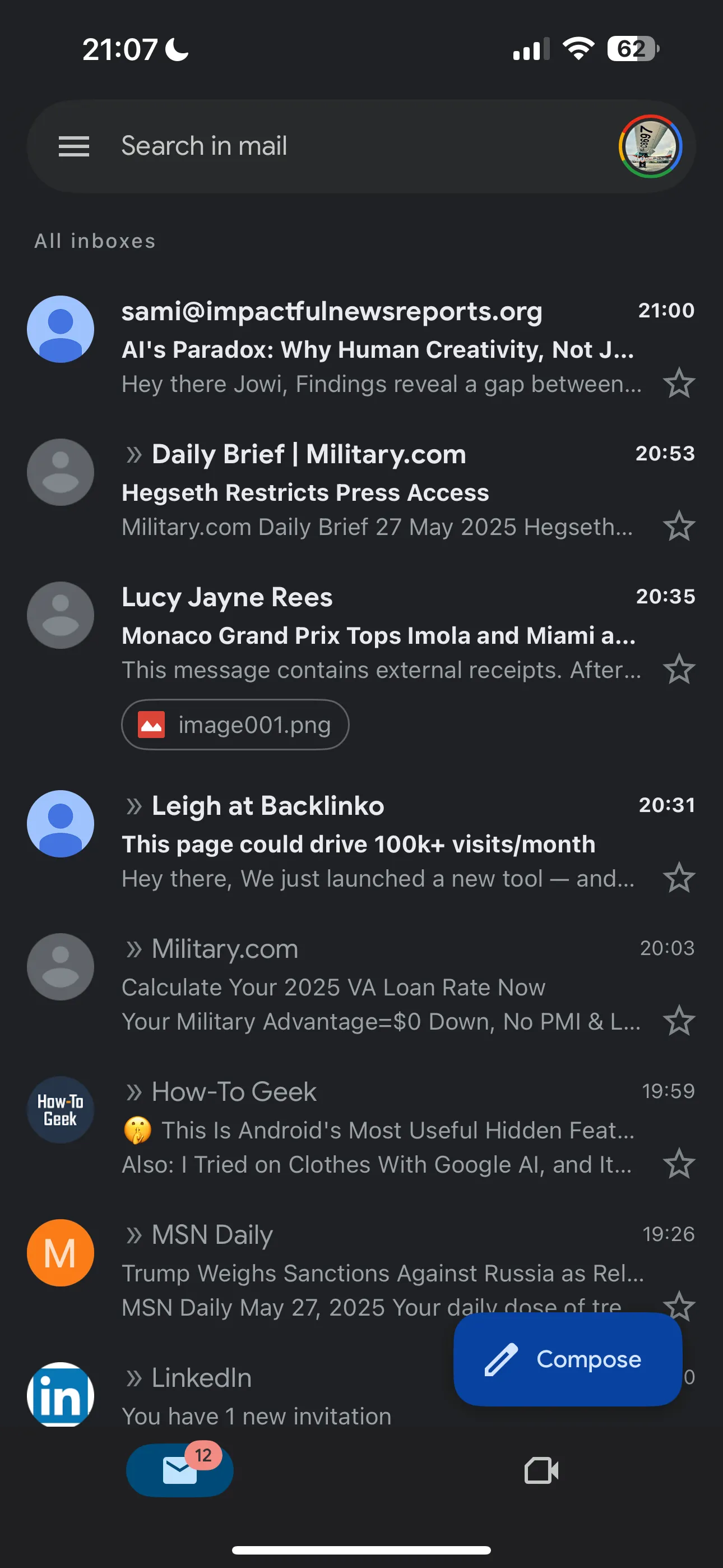 Giao diện hộp thư Gmail trên iPhone hiển thị các email được sắp xếp rõ ràng, minh họa trải nghiệm người dùng tốt hơn so với Apple Mail.