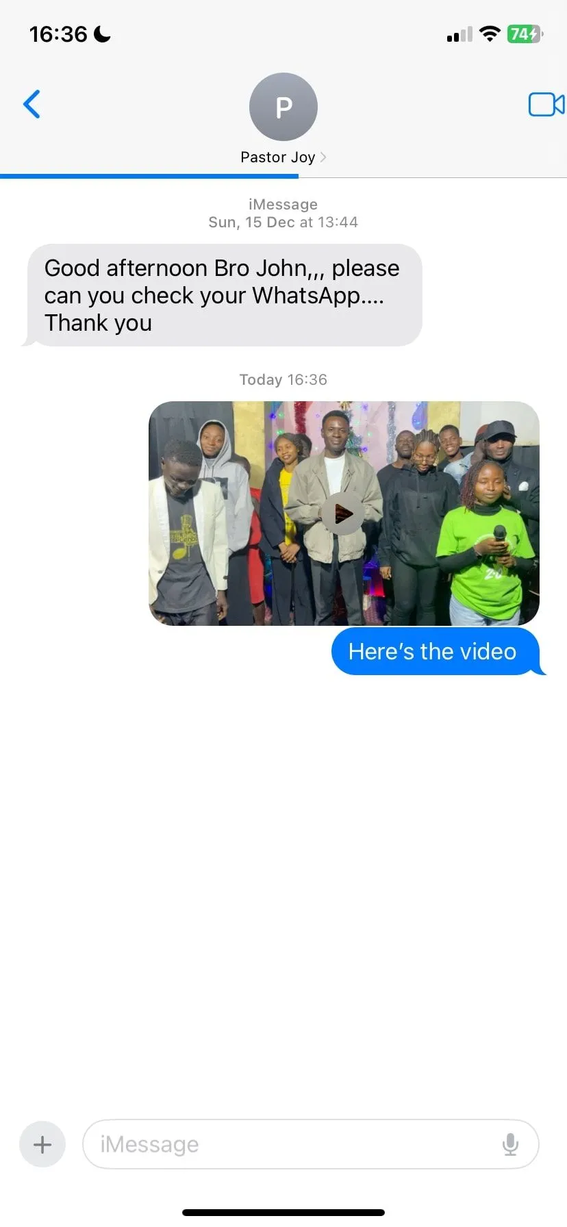 Giao diện iMessage đang gửi video, minh họa hạn chế về chia sẻ tệp tin và nén video trên nền tảng này.