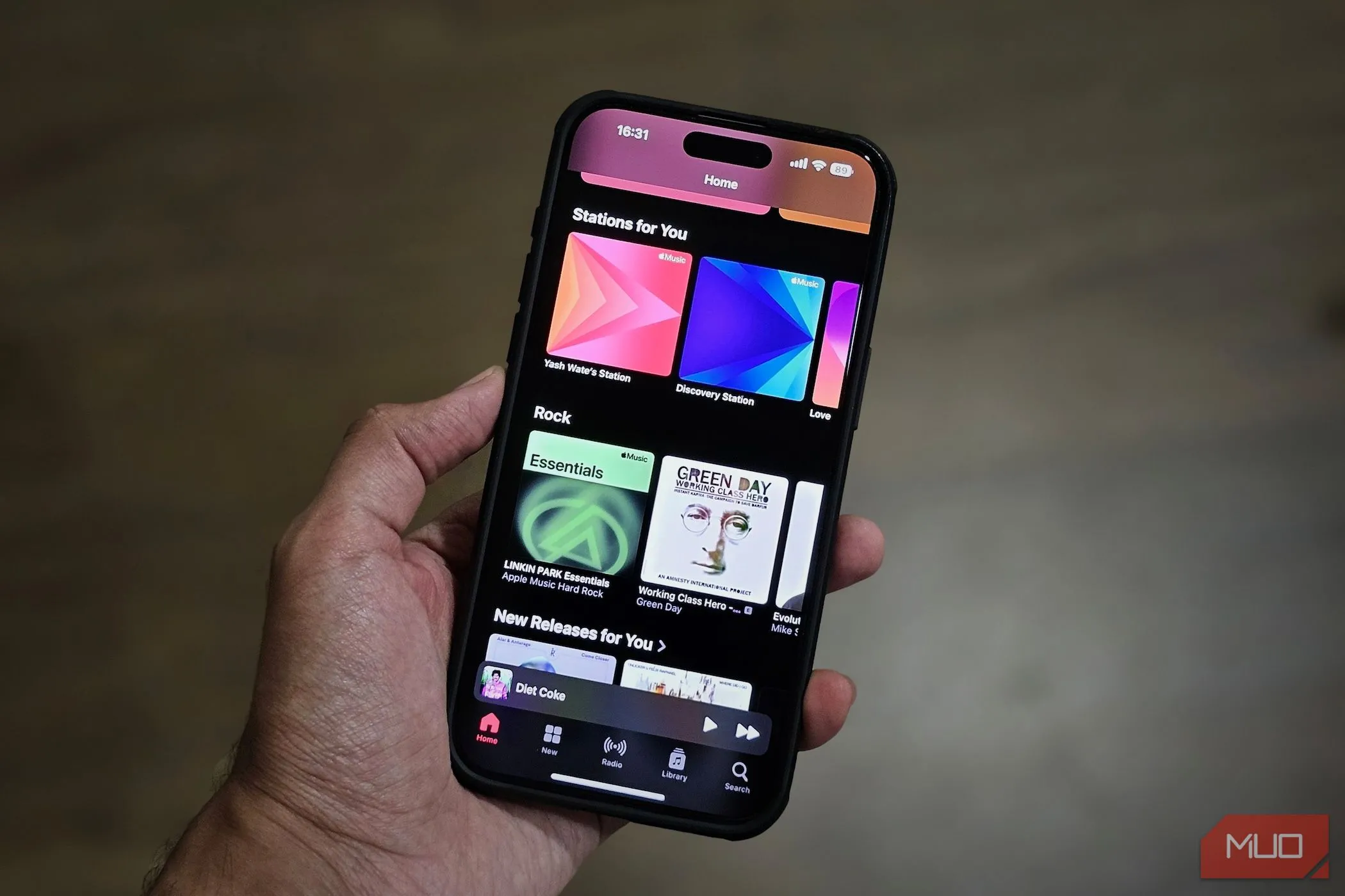 Giao diện màn hình chính của ứng dụng Apple Music trên iPhone, tượng trưng cho trải nghiệm kết nối và giải trí di động liền mạch
