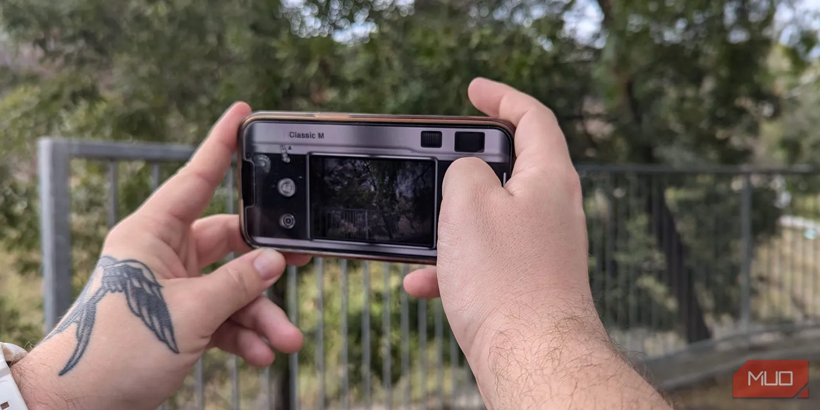 Giao diện máy ảnh film cổ điển trong ứng dụng OldRoll trên iPhone