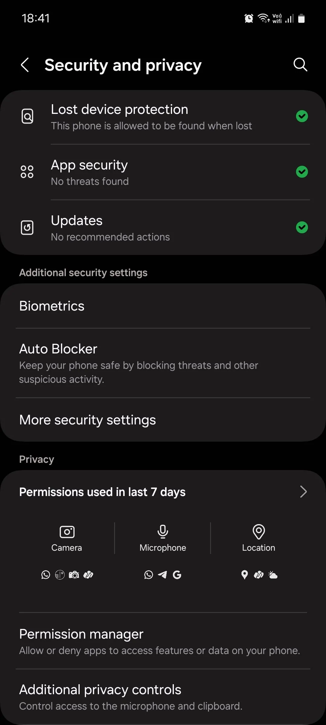 Giao diện menu Bảo mật và quyền riêng tư trên Samsung One UI, hiển thị tùy chọn bật hoặc tắt tính năng Chặn tự động (Auto Blocker).