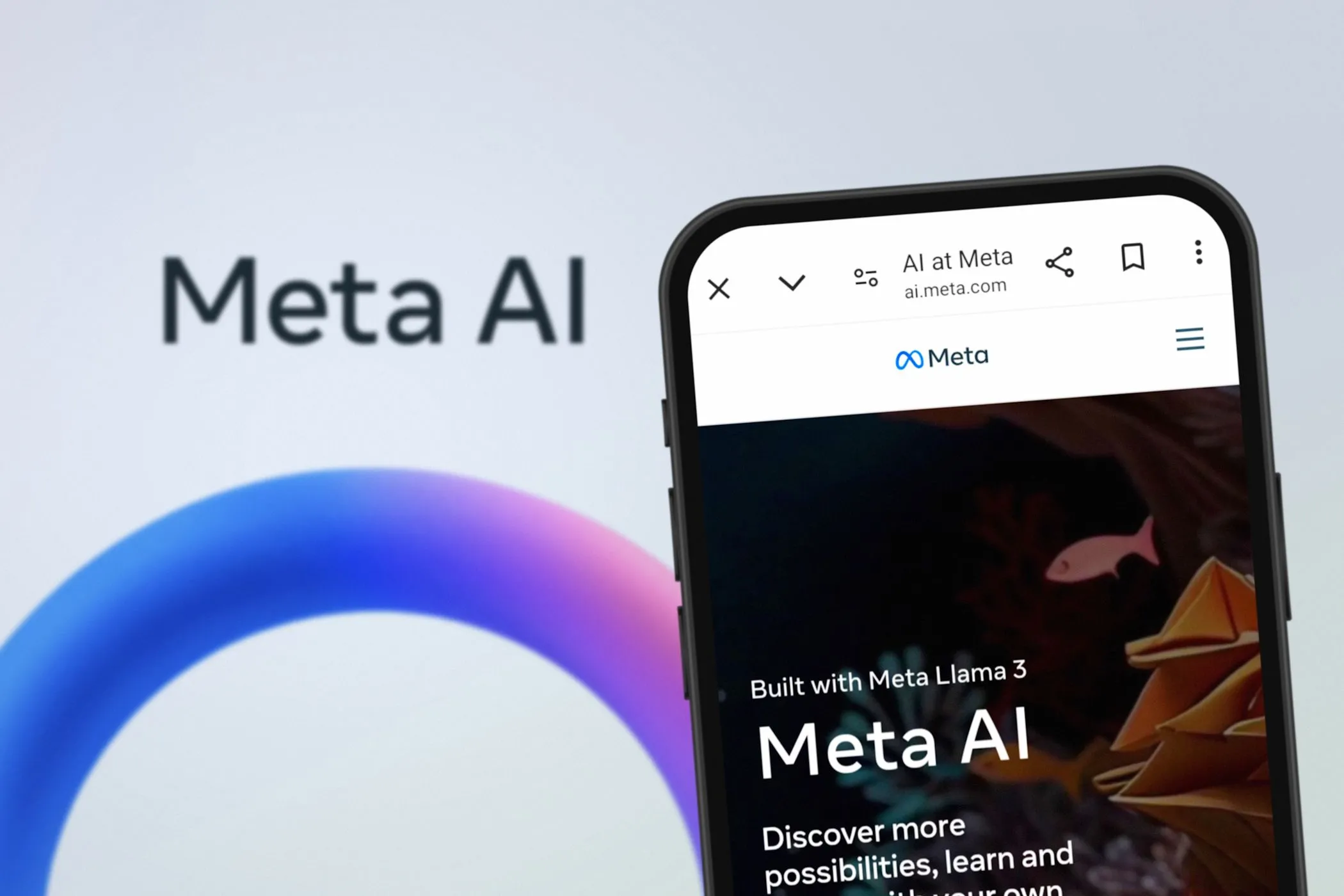 Giao diện Meta AI hiển thị trên màn hình điện thoại thông minh và máy tính, minh họa việc tương tác với trợ lý AI.