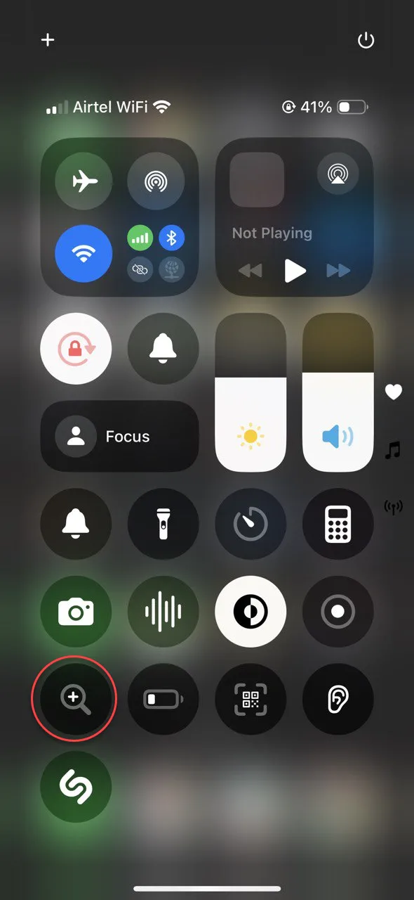 Giao diện mở ứng dụng Kính Lúp (Magnifier) trên hệ điều hành iOS, sẵn sàng để sử dụng