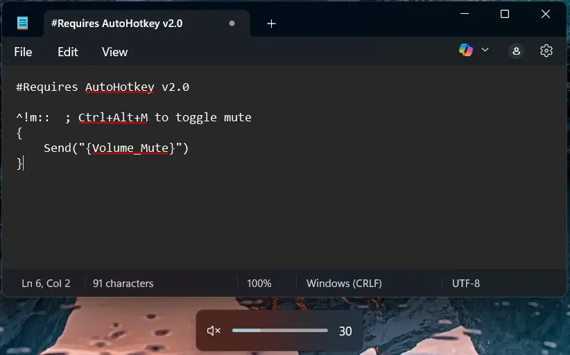 Giao diện một đoạn mã AutoHotkey để tắt tiếng hệ thống, minh họa cách script giúp người dùng điều khiển âm thanh PC dễ dàng