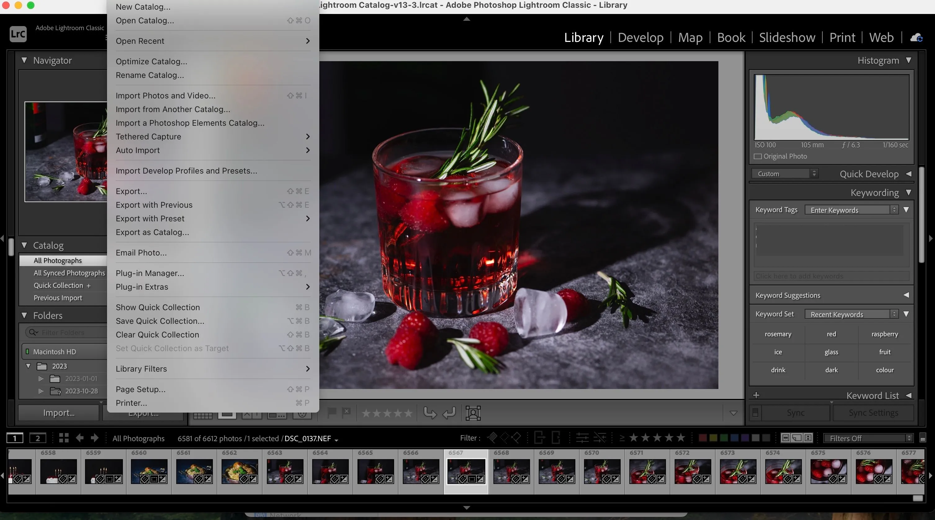 Giao diện nhập ảnh vào phần mềm Adobe Lightroom, thể hiện quy trình làm việc hậu kỳ ảnh và sự tác động của kích thước file lớn.
