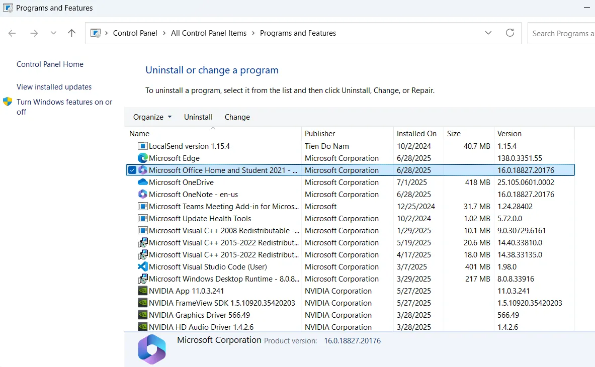 Giao diện Programs and Features (Control Panel) cổ điển trên Windows để quản lý và gỡ cài đặt ứng dụng