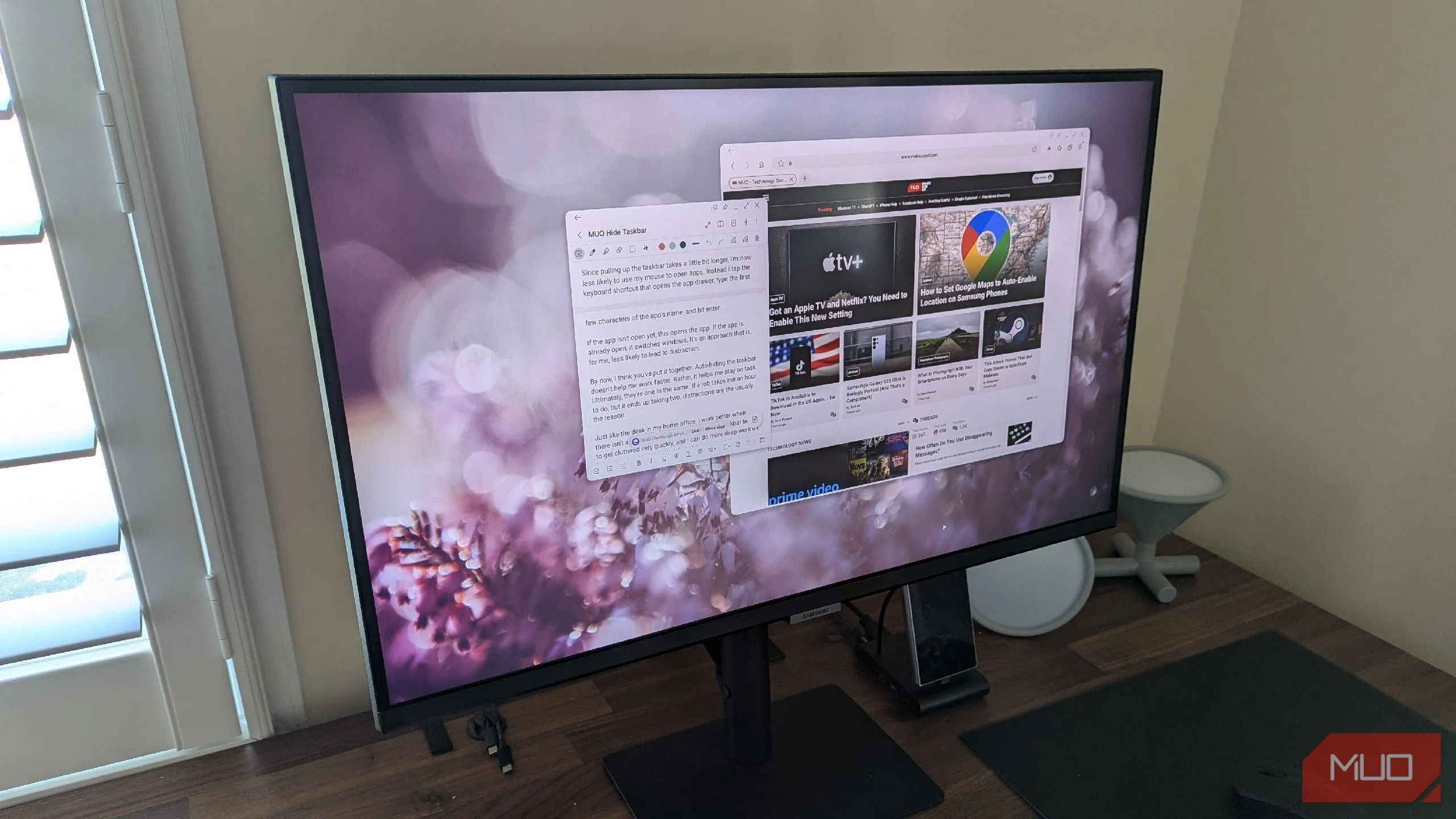 Giao diện Samsung DeX trên màn hình với thanh tác vụ được ẩn đi, hiển thị tính năng của trợ lý giọng nói Bixby.