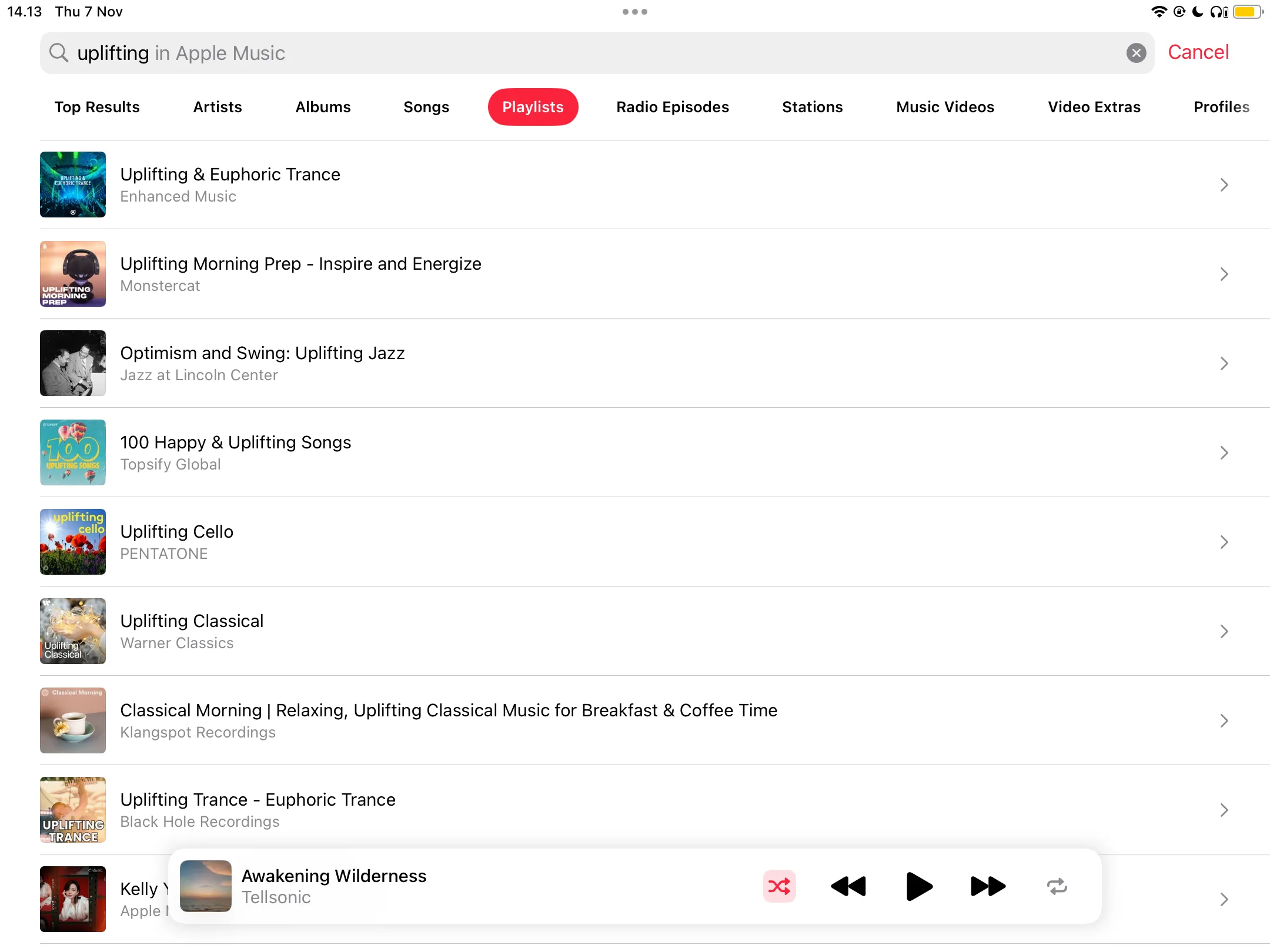 giao diện tìm kiếm Apple Music hiển thị các từ khóa như &quot;Uplifting&quot; và &quot;Positive&quot; để lọc nhạc tích cực
