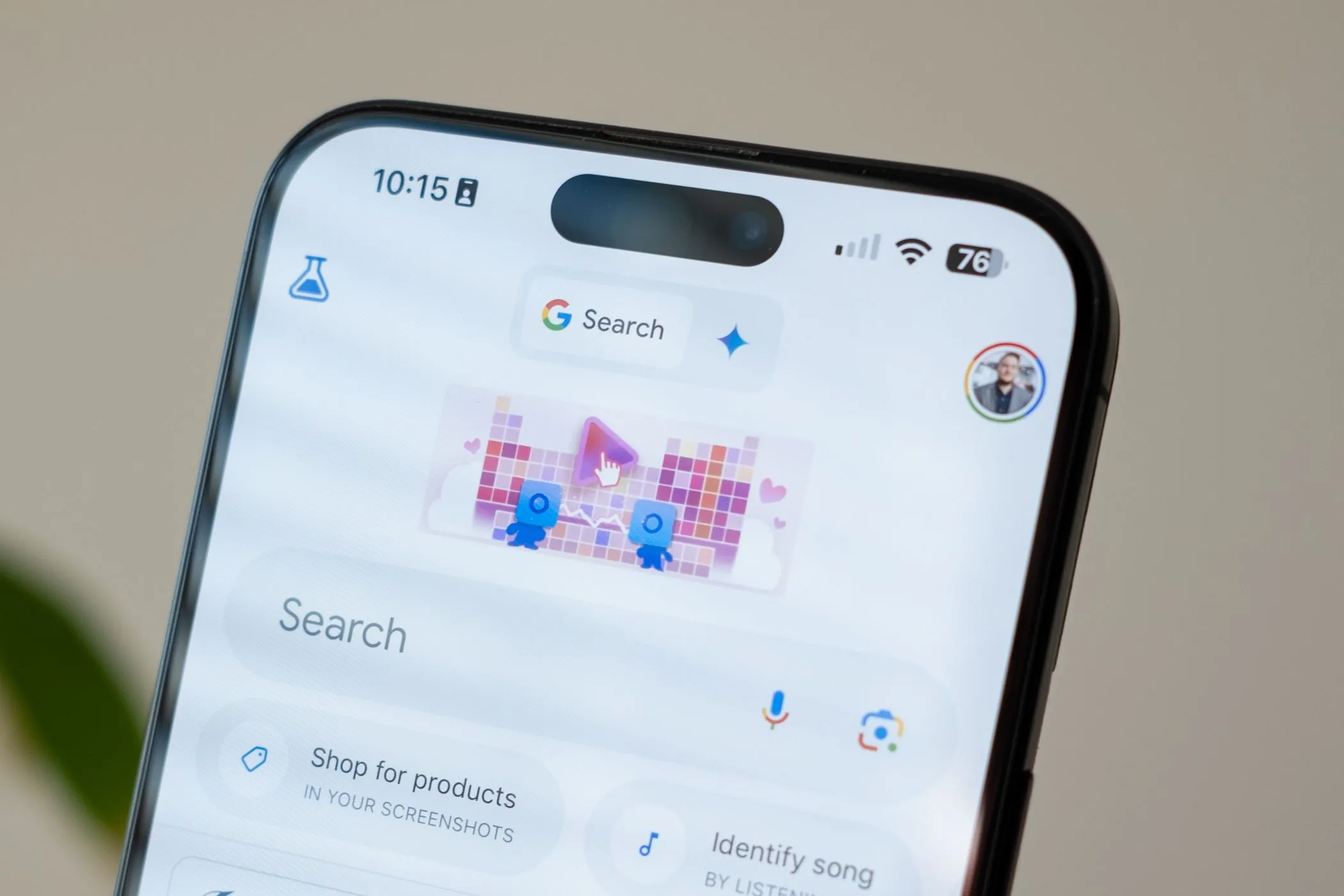 Giao diện tìm kiếm trong ứng dụng Google với biểu tượng Gemini AI trên iPhone 15 Pro Max