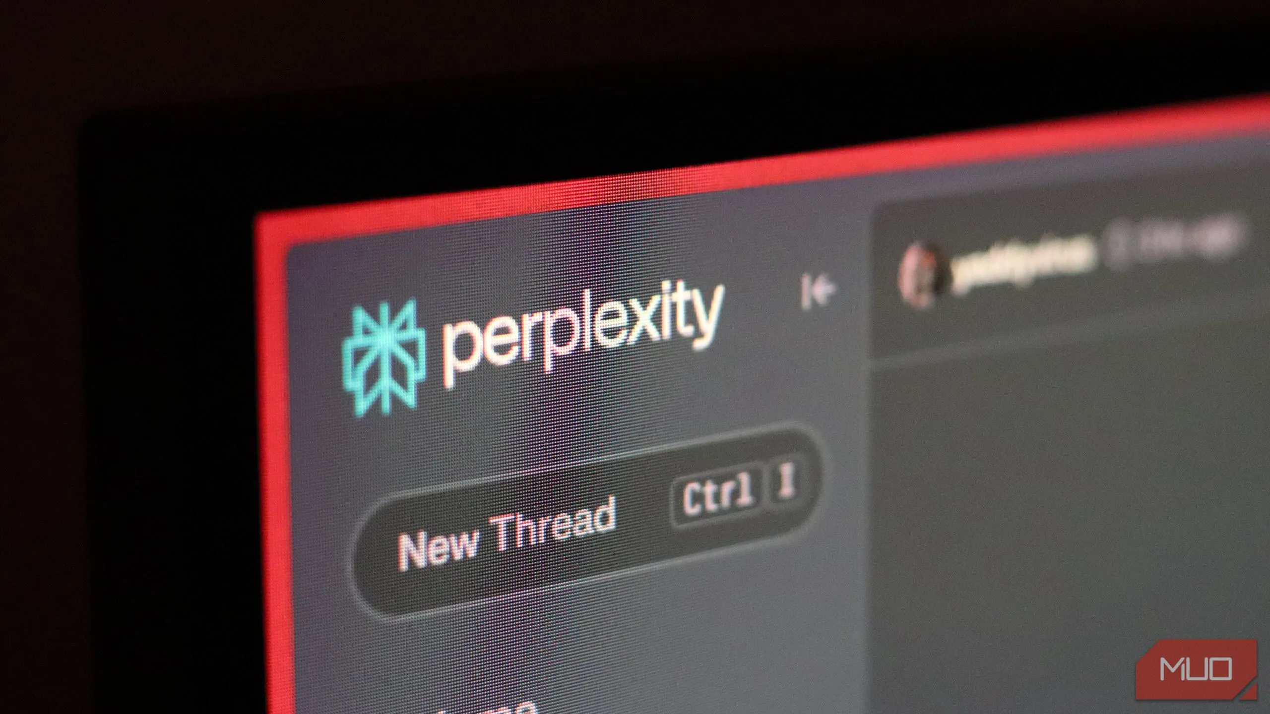 Giao diện trang web Perplexity AI đang mở trên trình duyệt web, thể hiện một nền tảng trợ lý AI có khả năng trích dẫn nguồn rõ ràng.