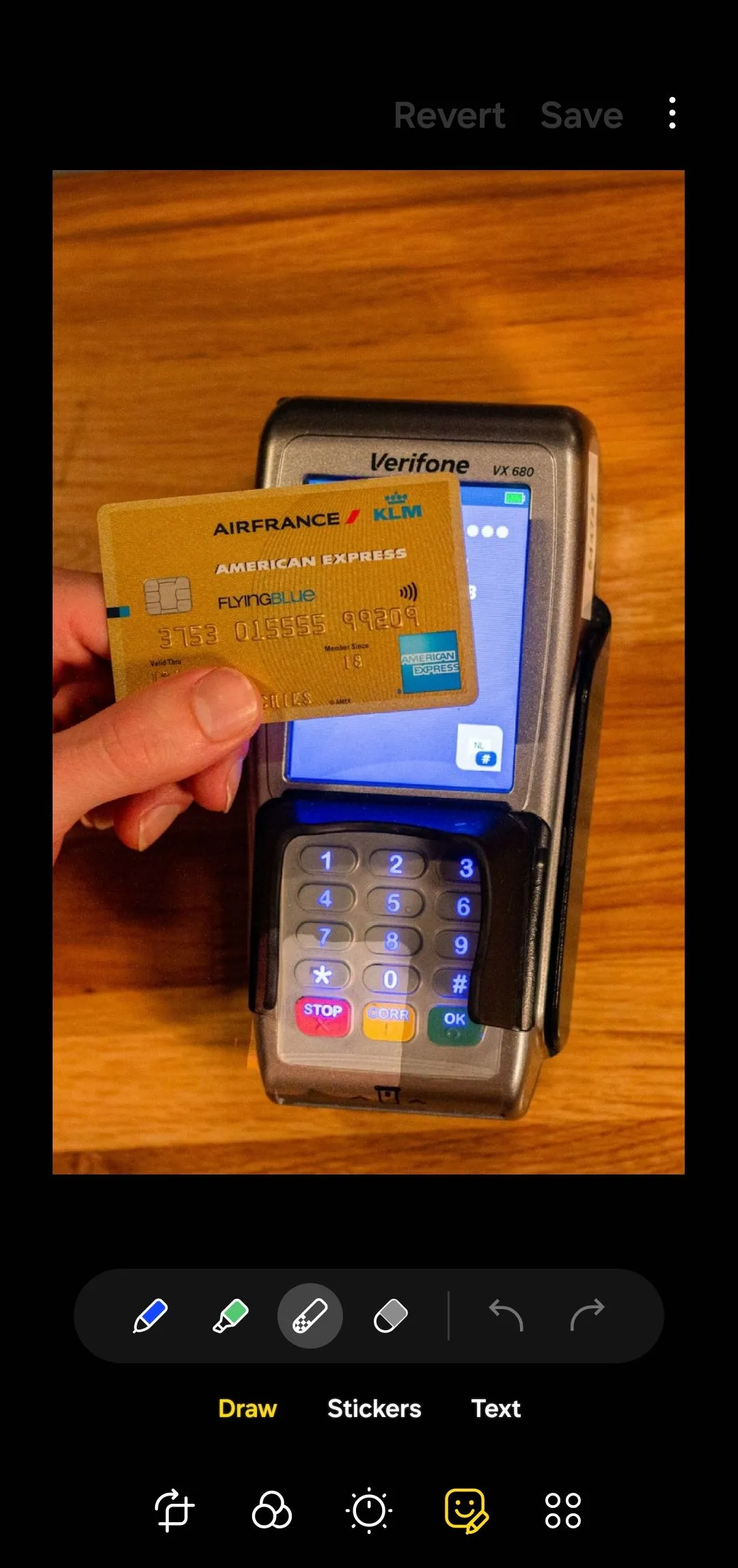 Giao diện trình chỉnh sửa ảnh trong ứng dụng Thư viện Samsung Galaxy với ảnh thẻ tín dụng